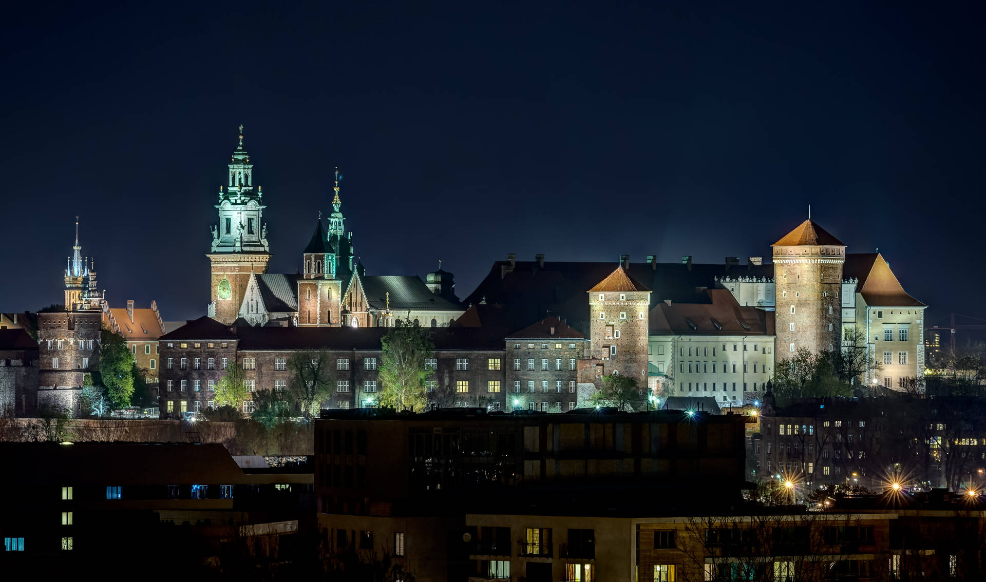 Castillode Wawel En Polonia Por La Noche Fondo de pantalla