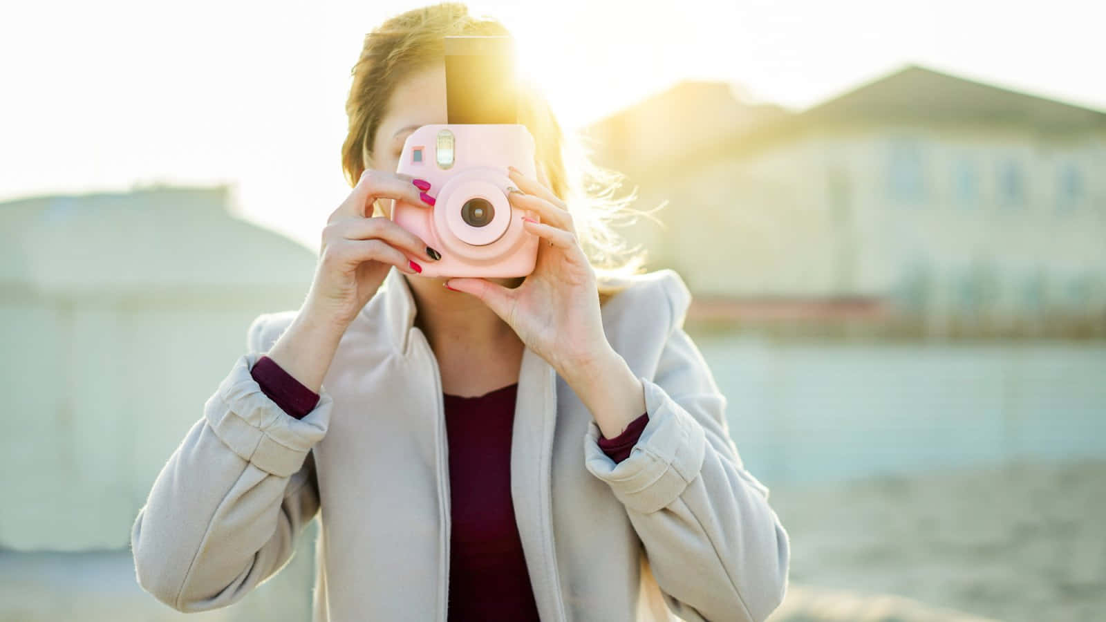 Kvinde med Pink Instax Polaroid Kamera Billede