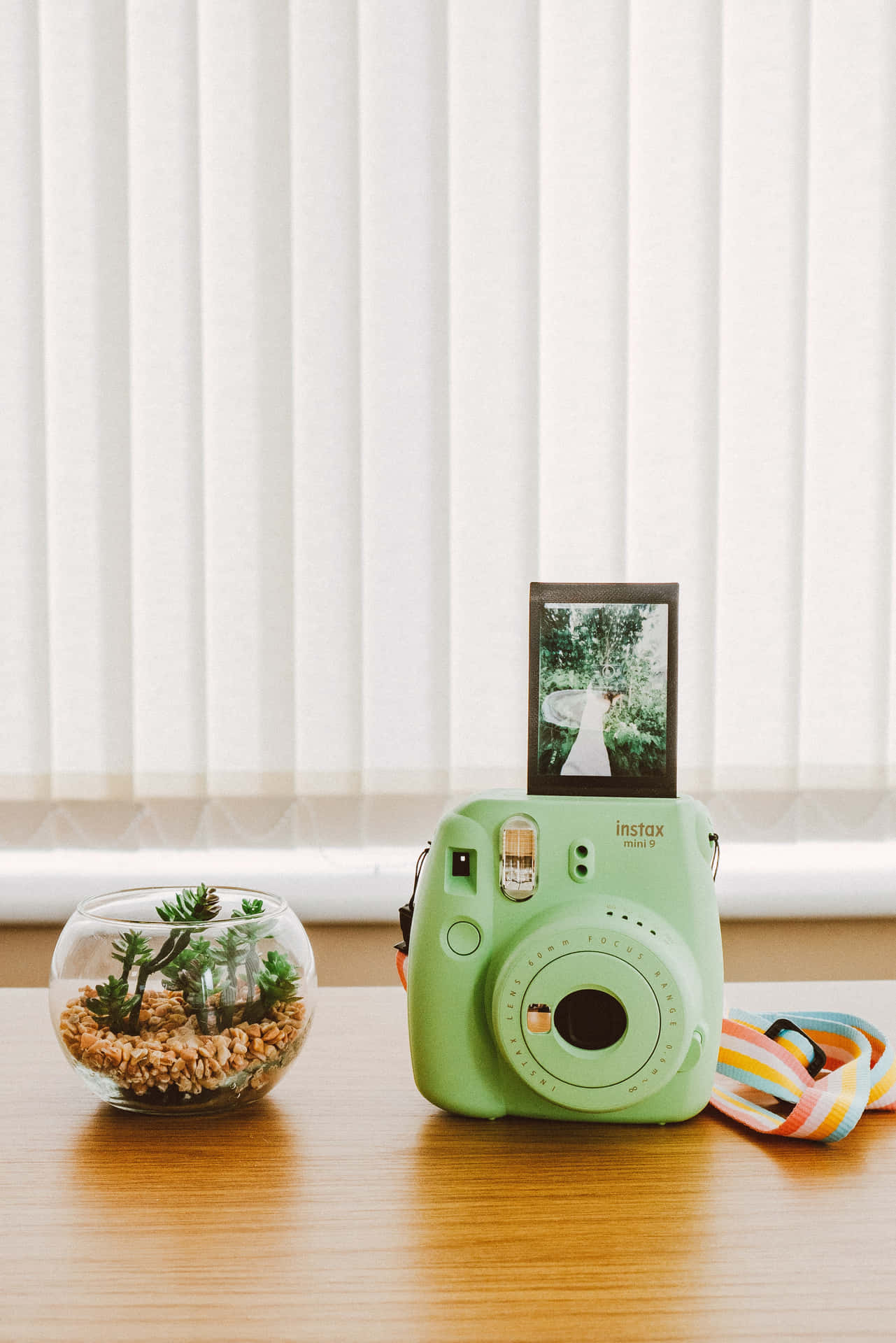 Bildeiner Mintgrünen Instax Polaroid Kamera Auf Dem Tisch