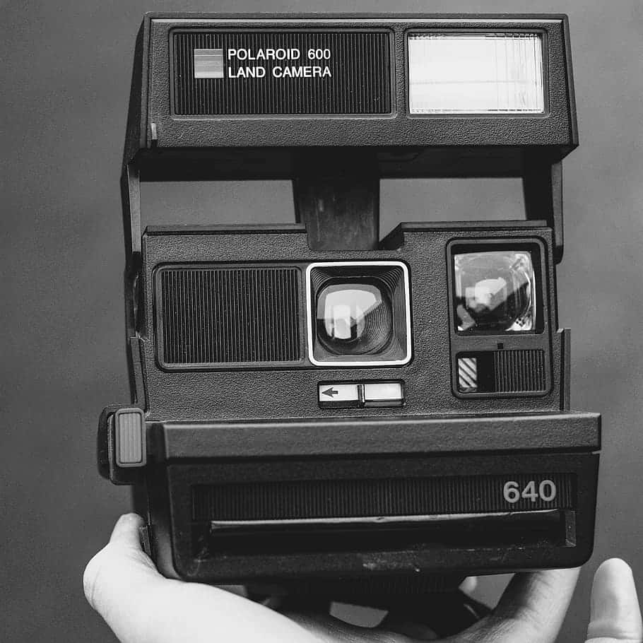 Vægmonteret sort-hvid polaroidkamerabillede