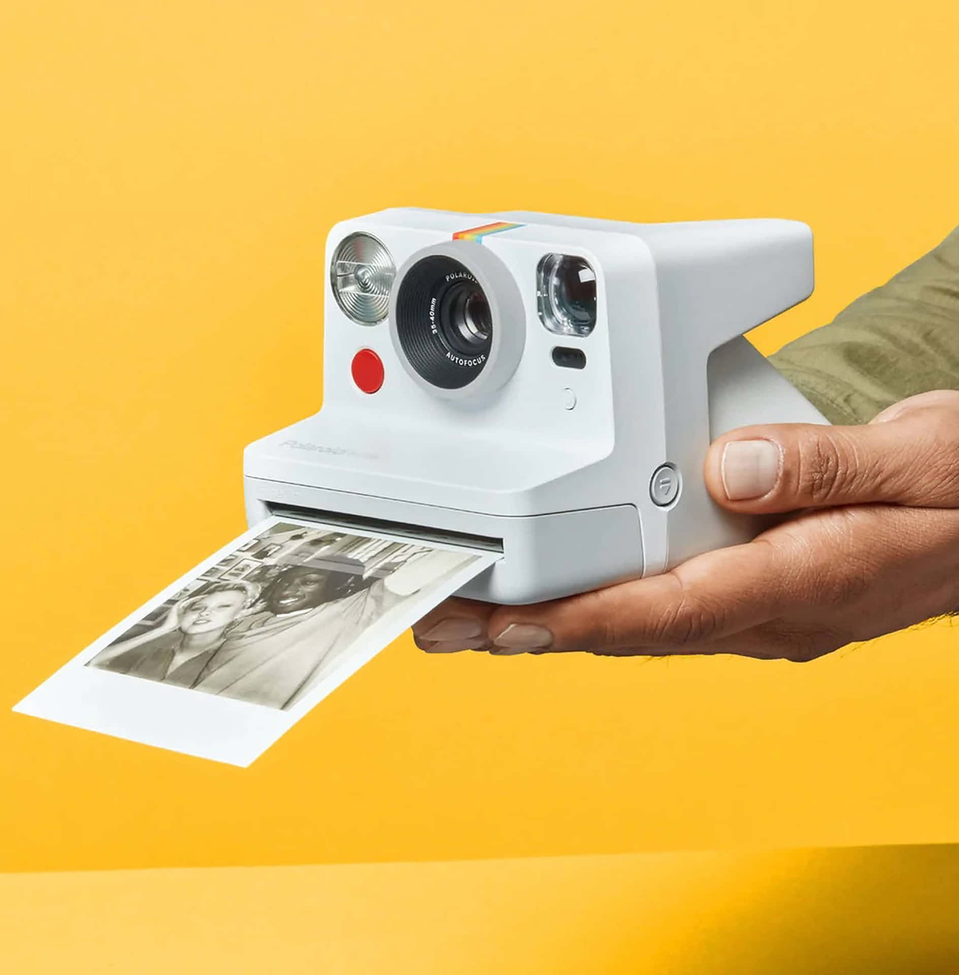 Hvid Polaroid kamera på gul billedramme