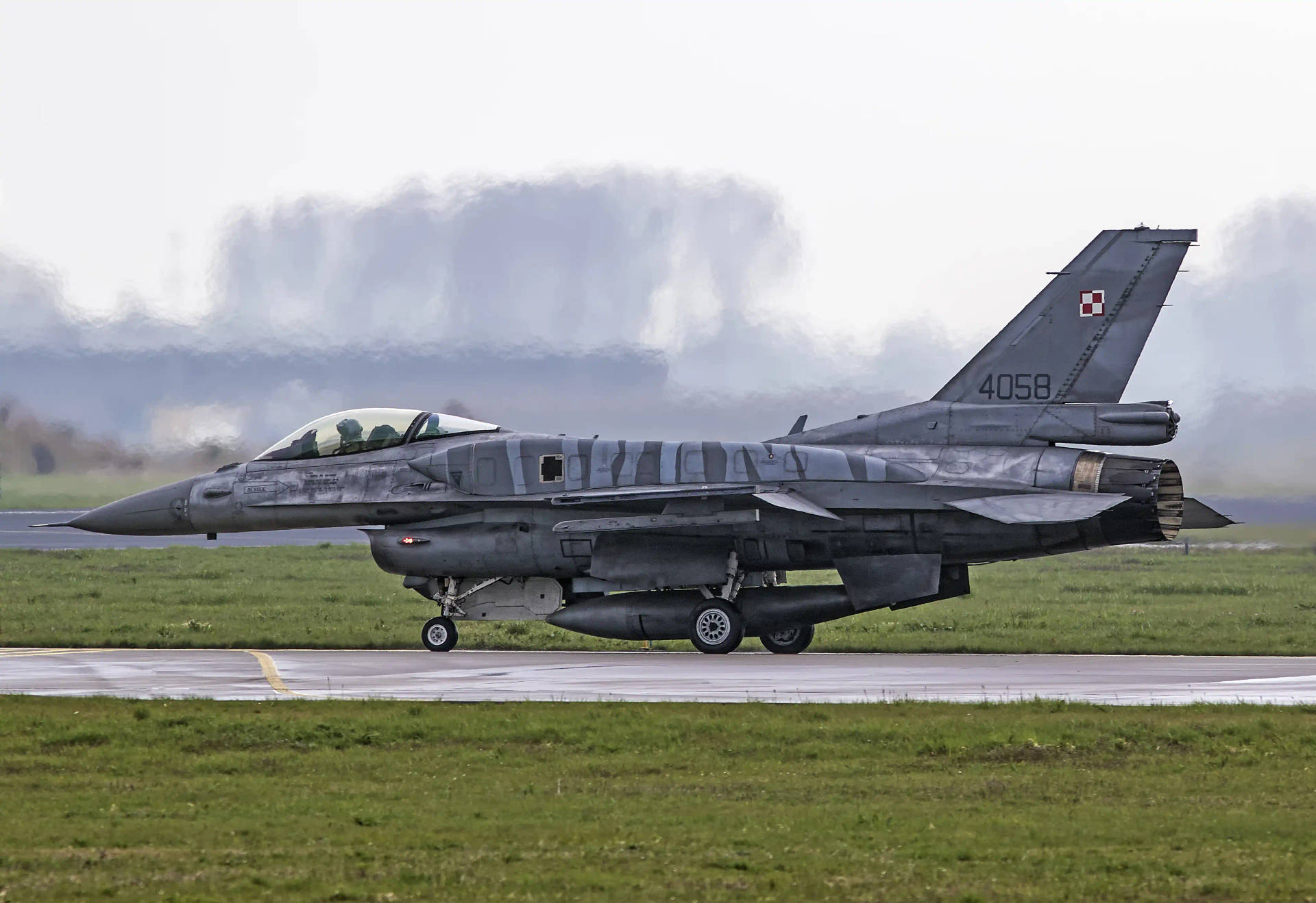 Aviónde Combate F-16c Polaco Fondo de pantalla