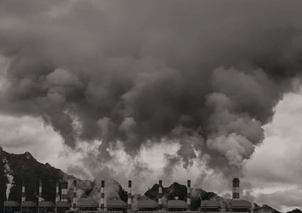 Einschwarz-weiß Foto Von Rauch, Der Aus Einer Fabrik Aufsteigt.