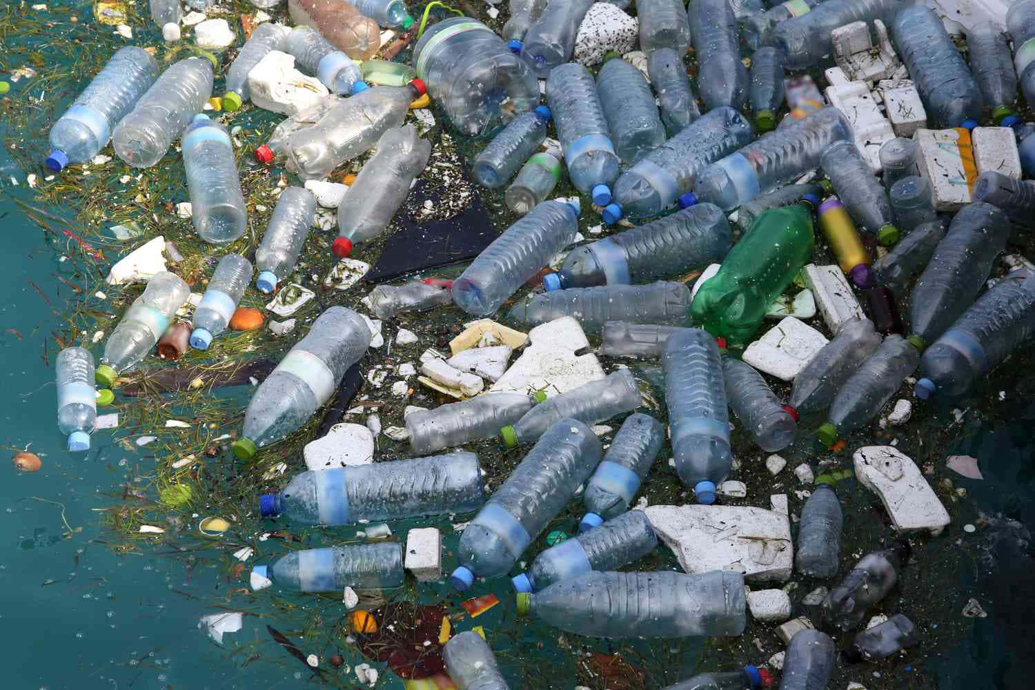 Plastikflaschen,die Im Ozean Treiben