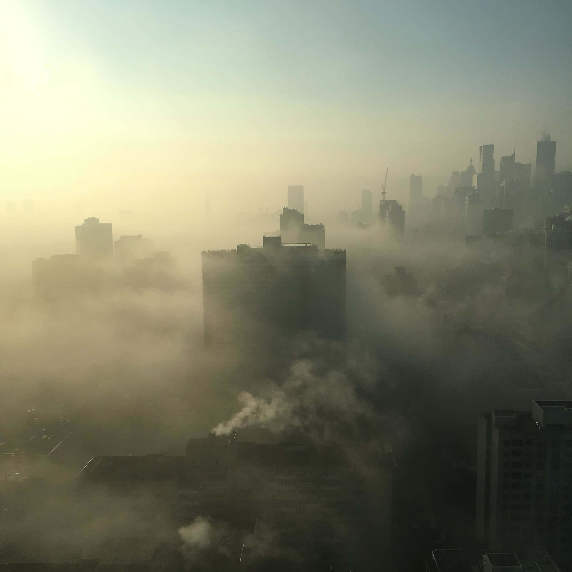 Unaciudad Cubierta De Niebla Con Humo Saliendo De Los Edificios