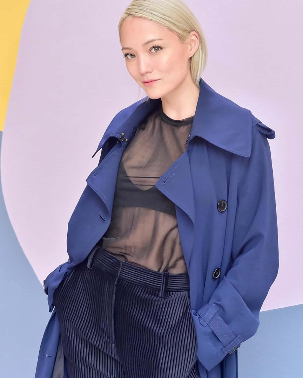 Pom Klementieff Blauwe Jas Portret Achtergrond