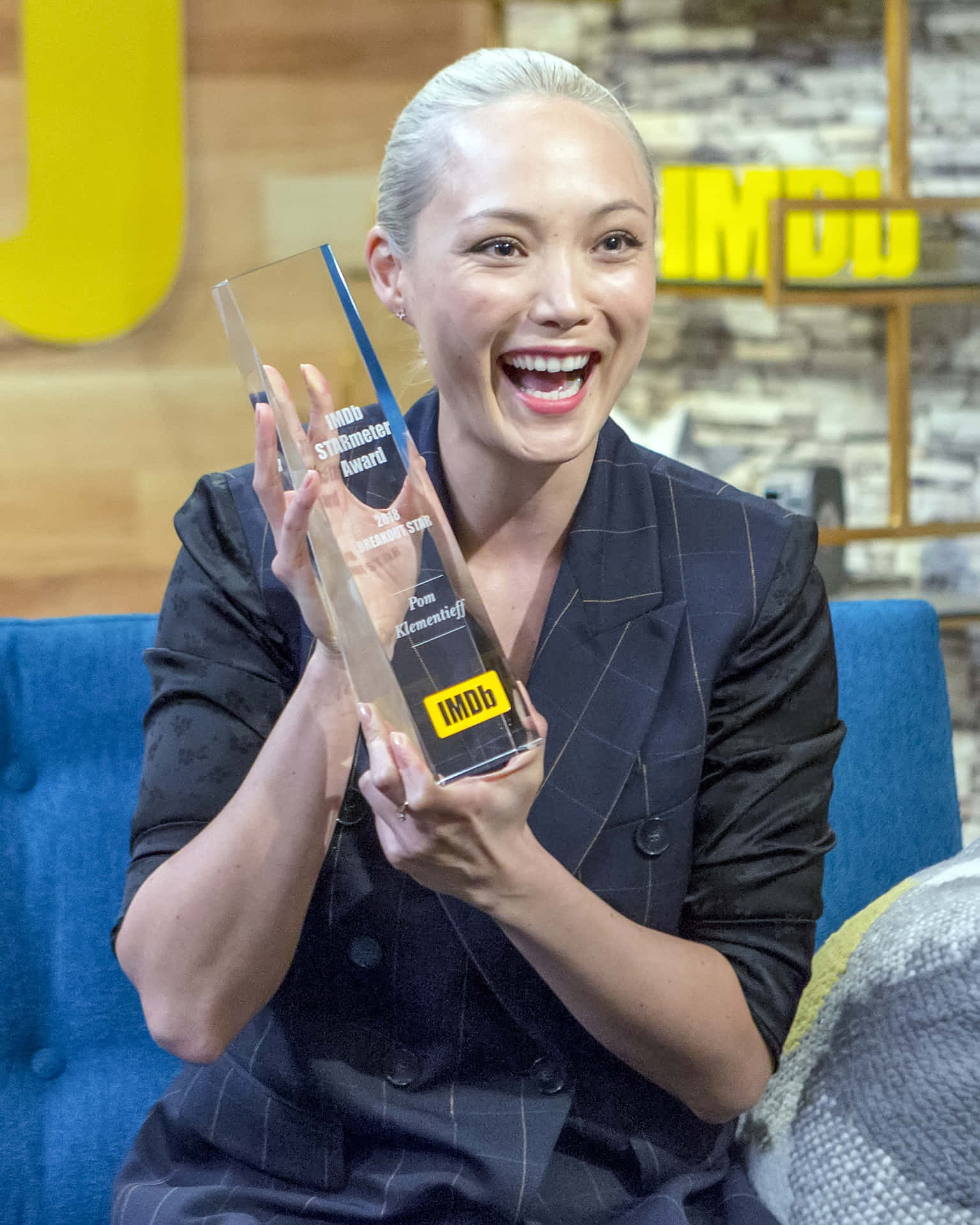 Pom Klementieff Ontvangt Award Achtergrond