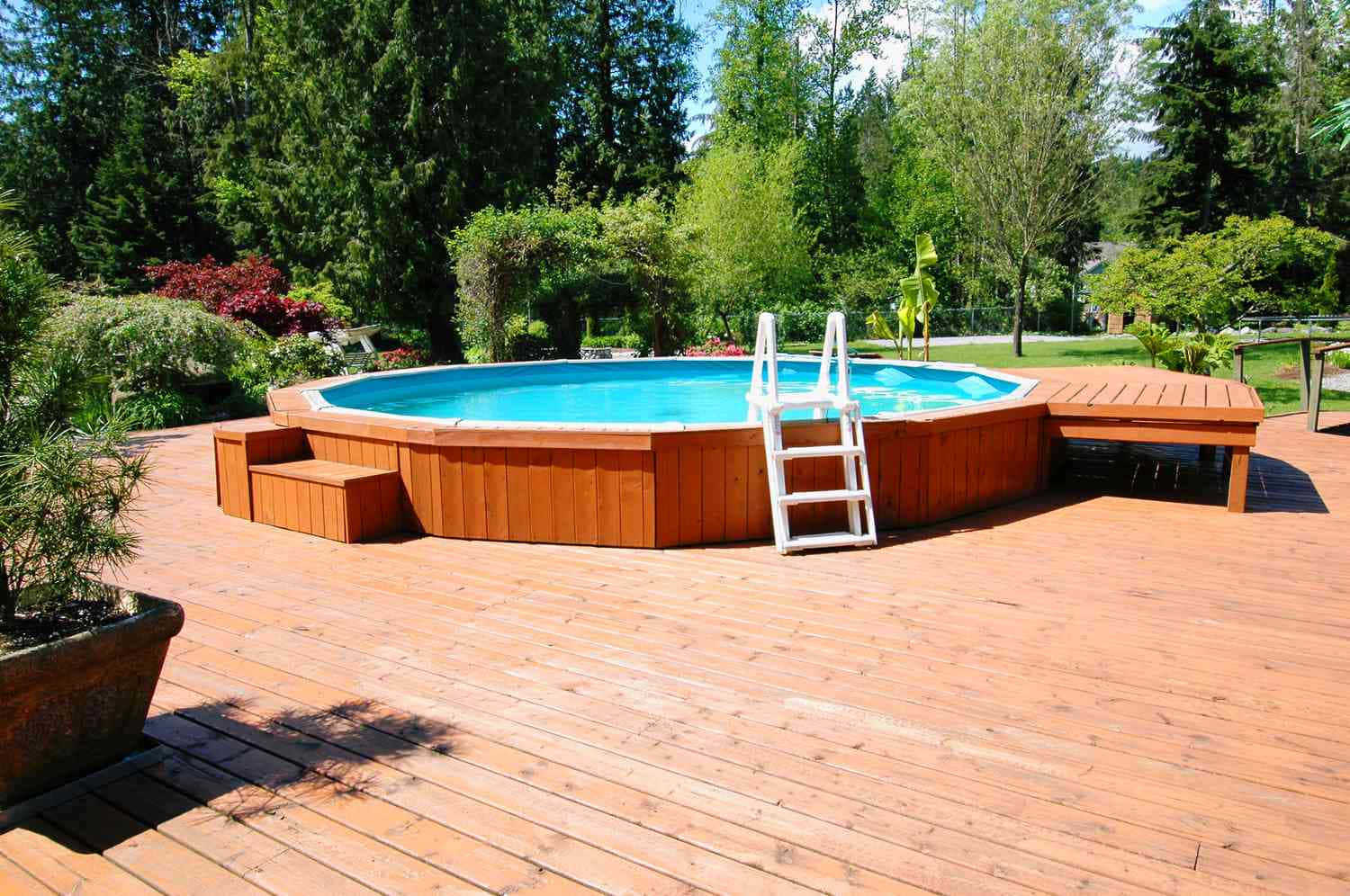 Wooden Round Pool Picture