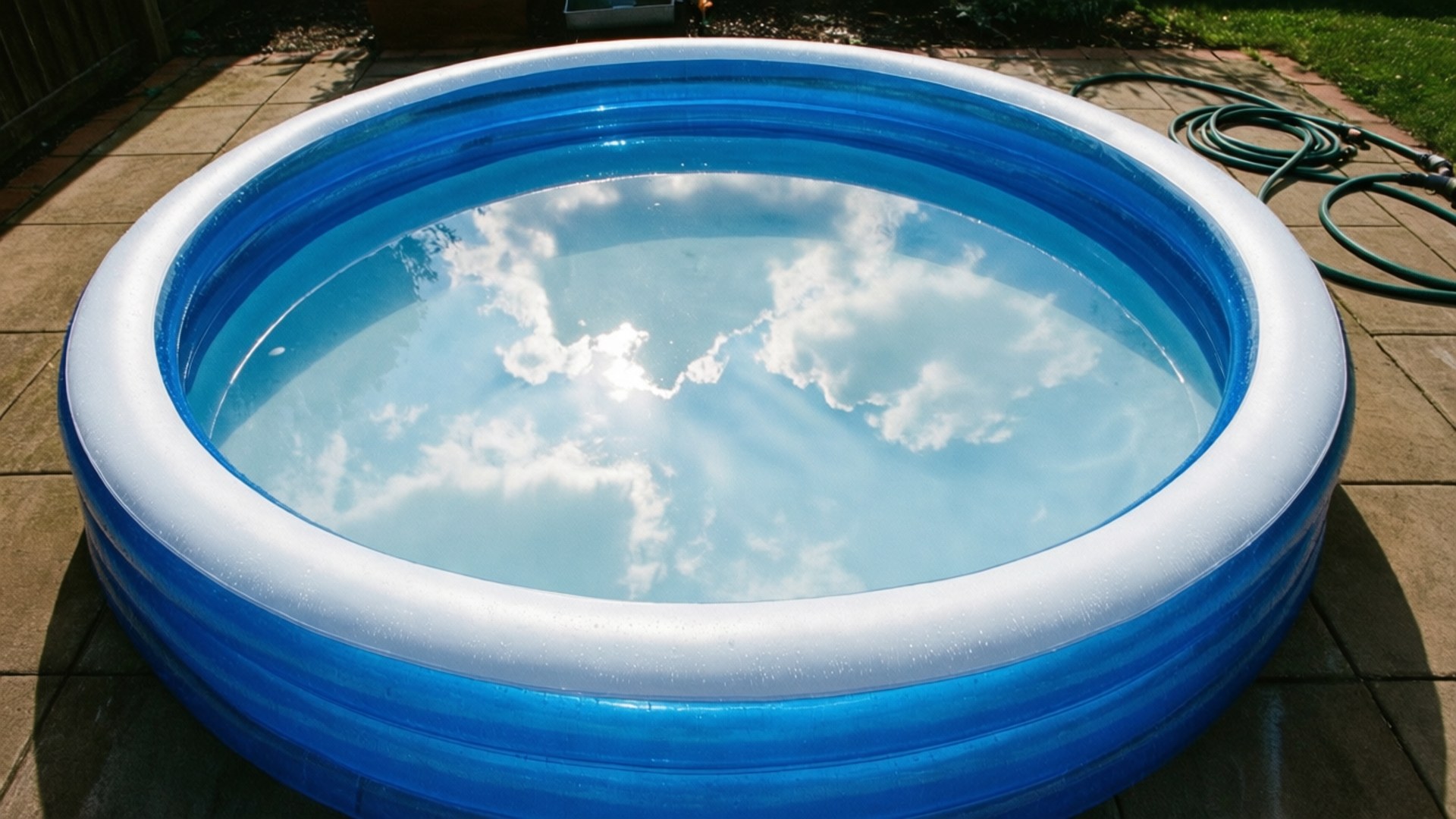 Piscina com reflexo do céu Papéis de Parede