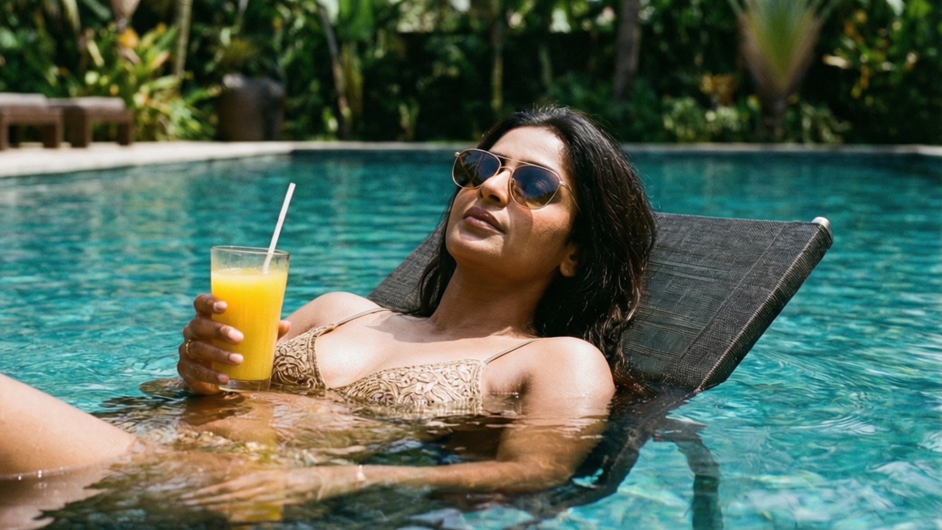 Erfrischung am Pool Hintergrundbilder — Bipasha Basu im Pool mit Orangensaft
