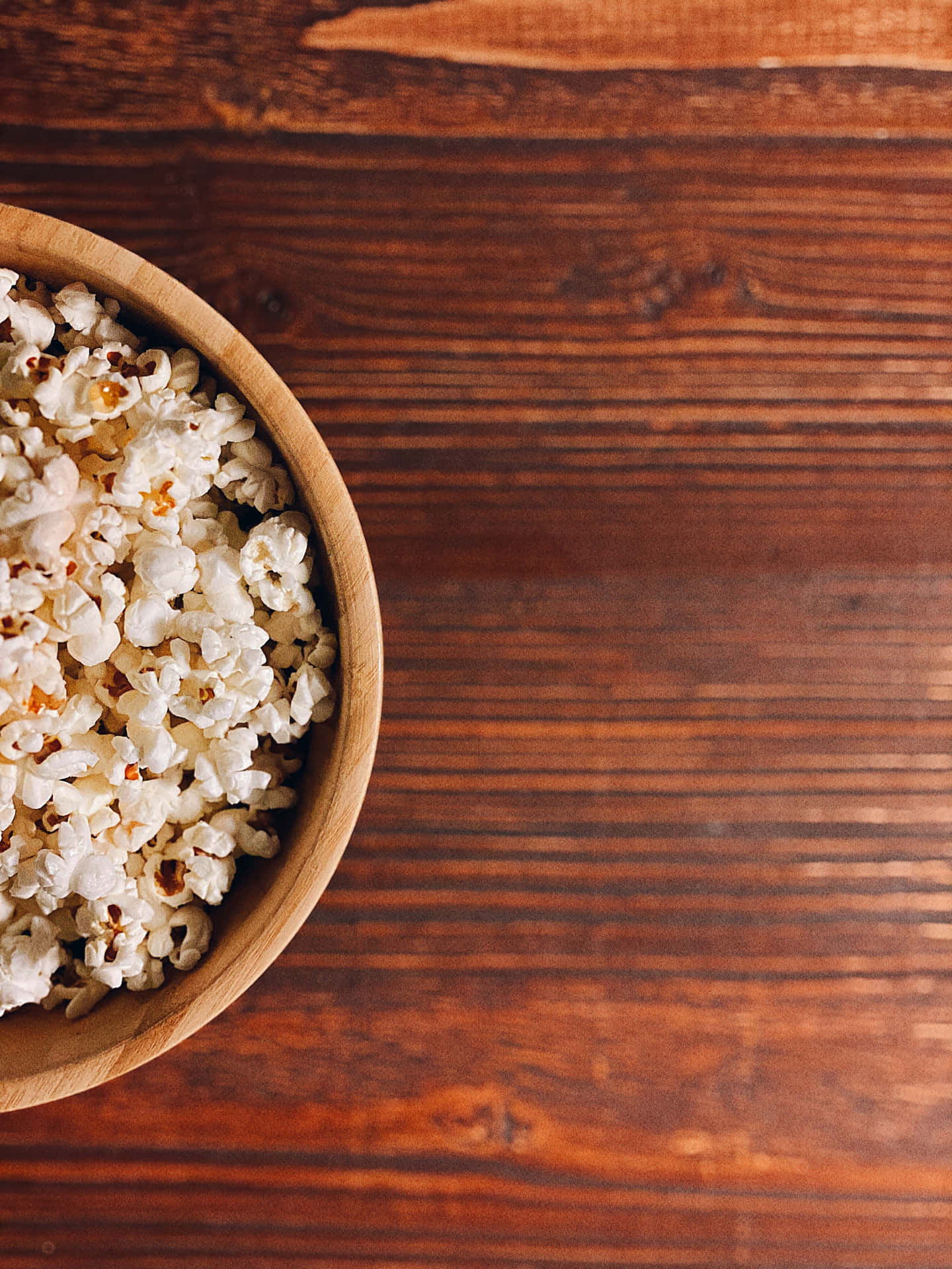 Untazón De Palomitas De Maíz En Una Mesa De Madera