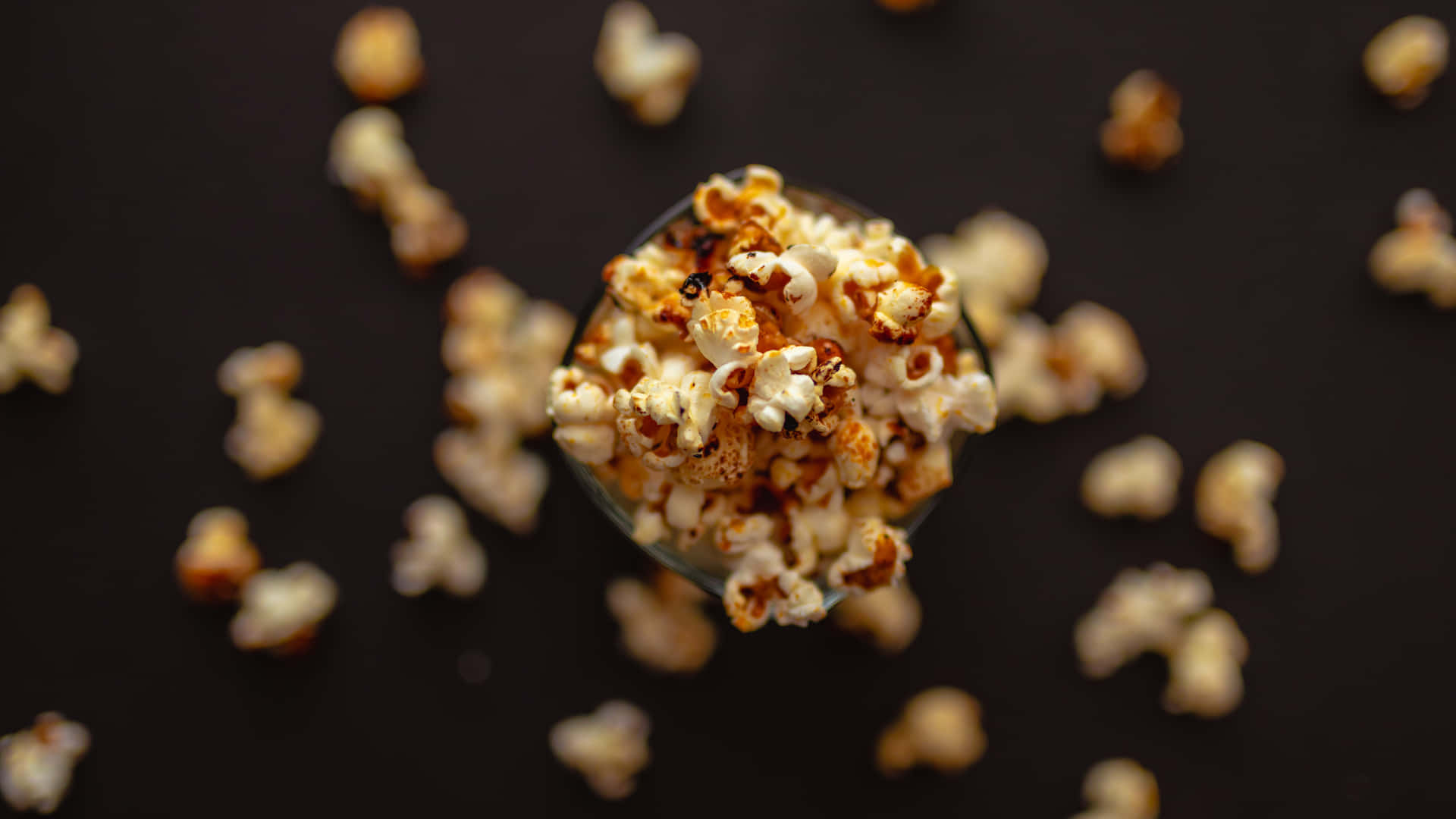 Unaciotola Di Popcorn Su Una Superficie Nera