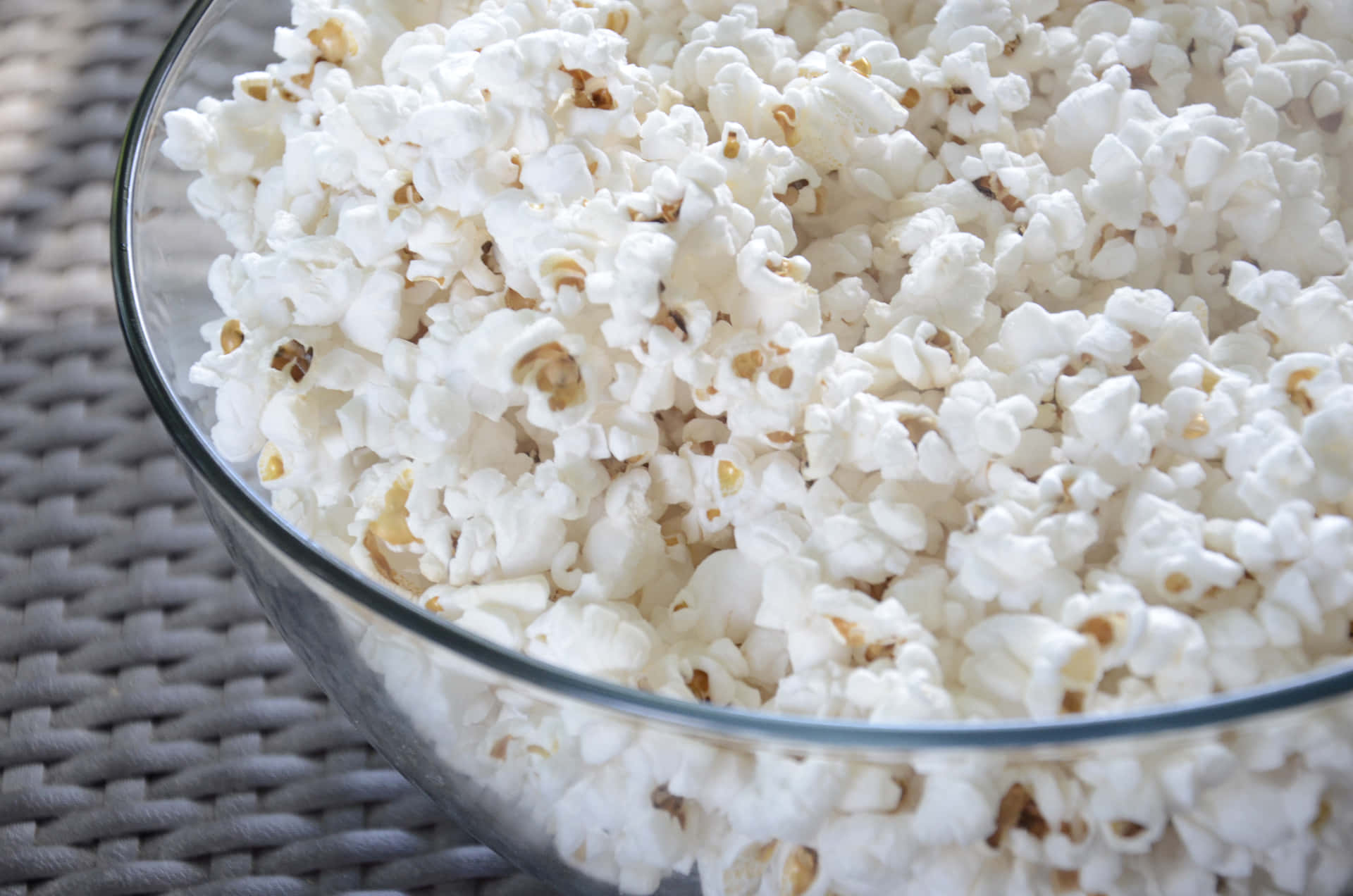 Enskål Popcorn På Ett Bord