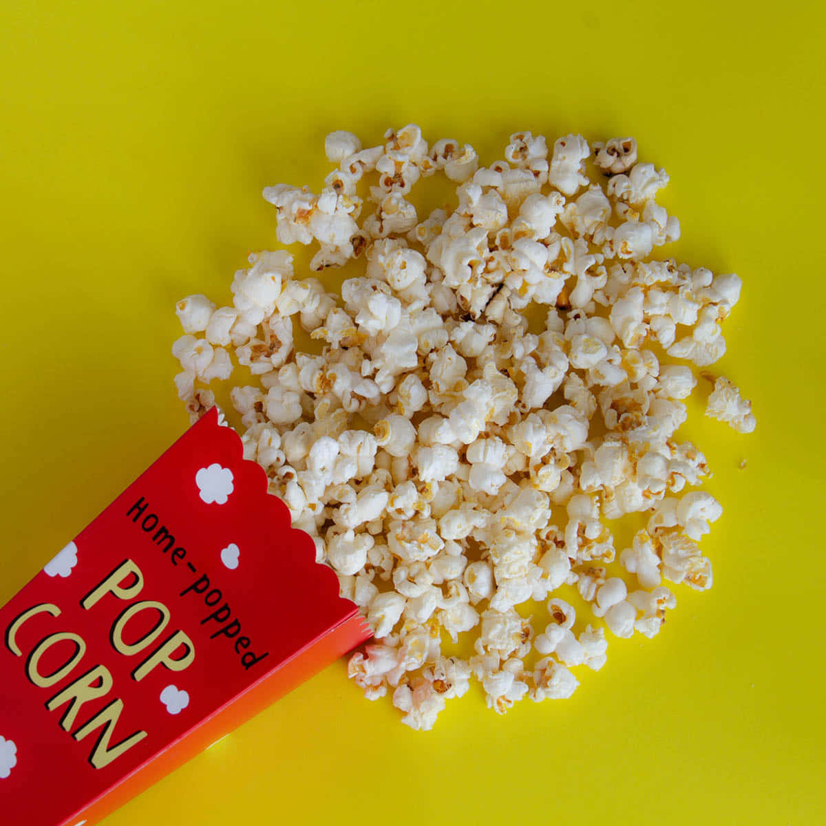 Popcornspiller På Gult Yta Bild.