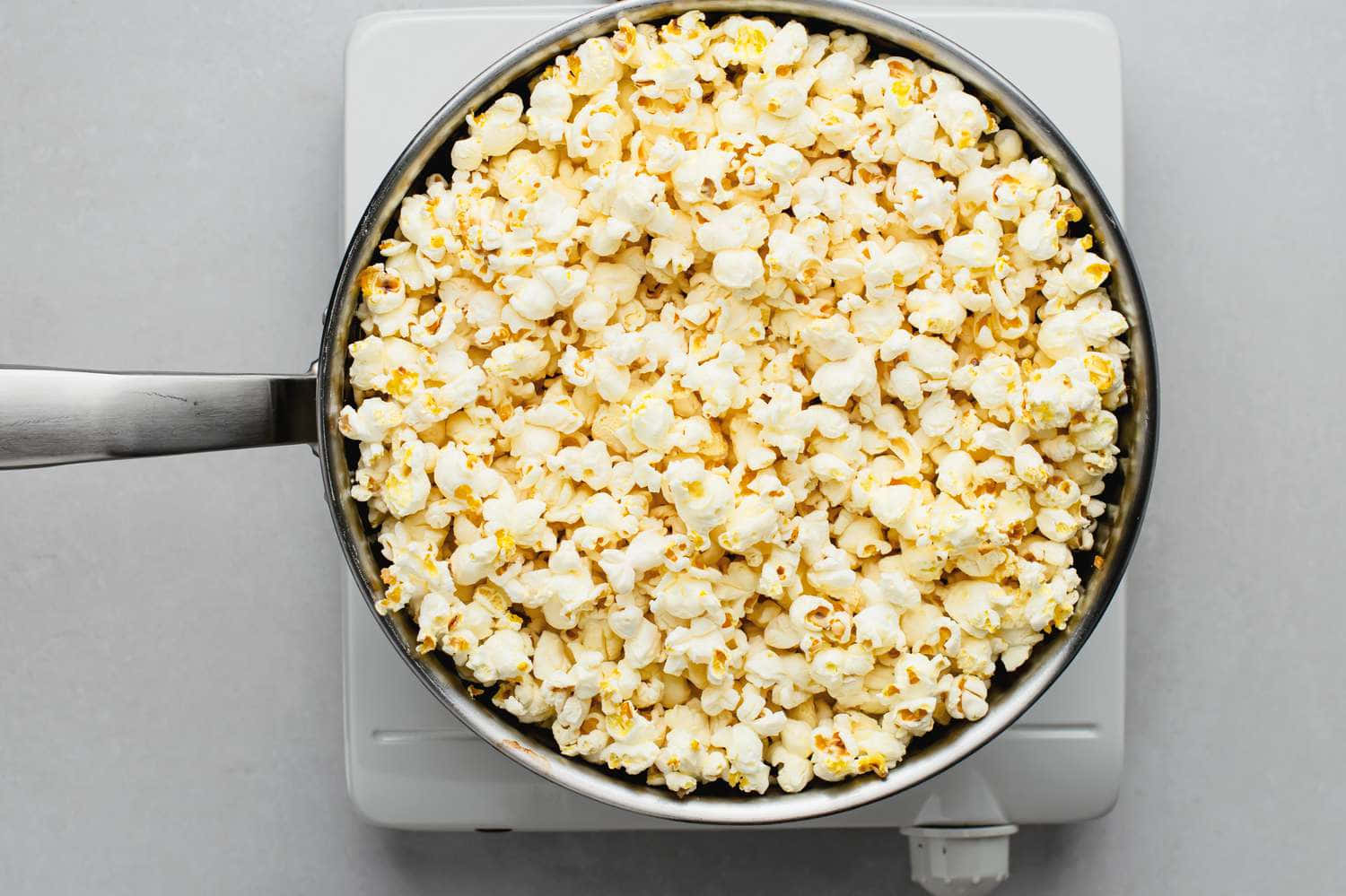 Immaginedi Popcorn Su Una Padella Di Acciaio.