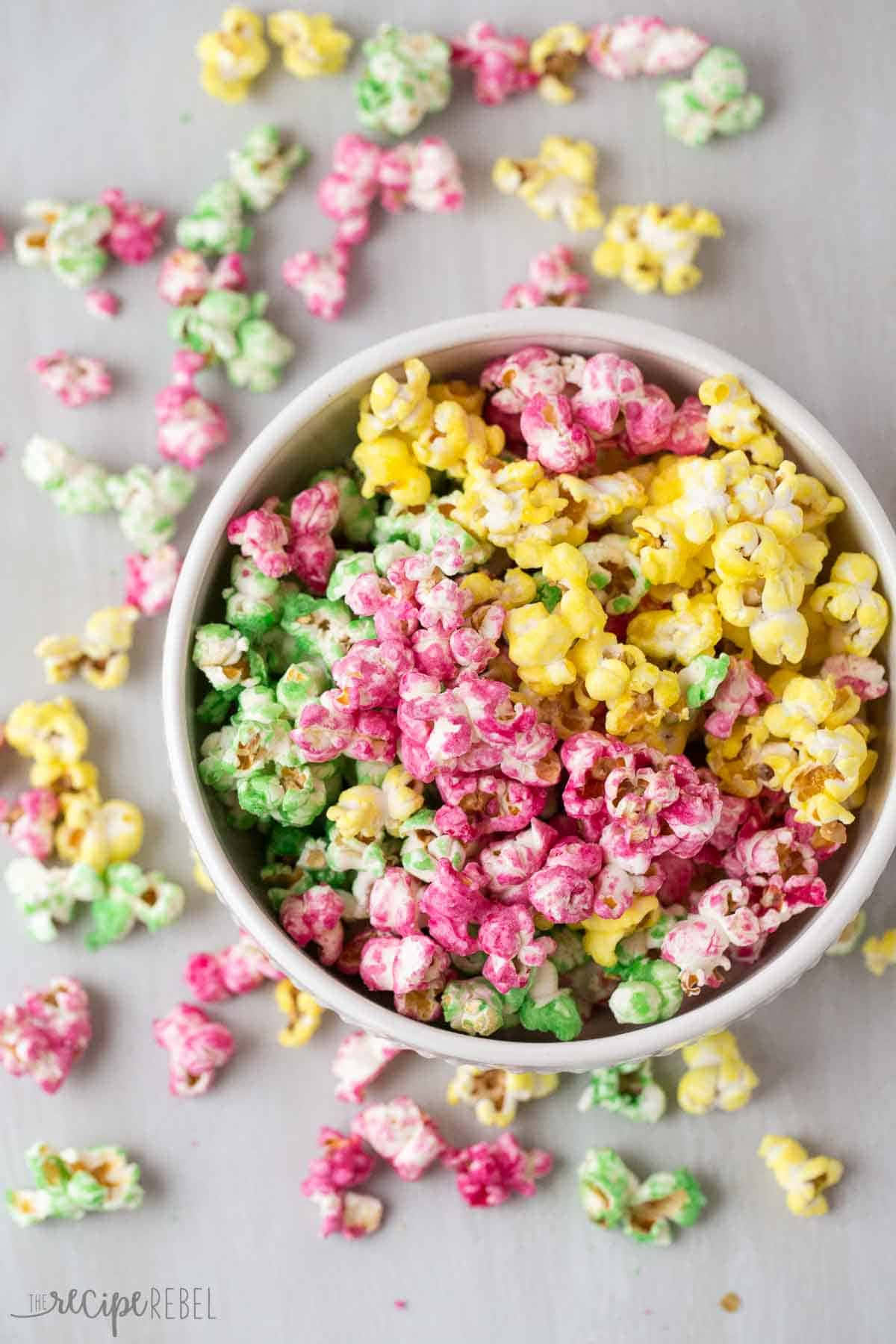 Immaginedi Popcorn Colorati In Una Ciotola.