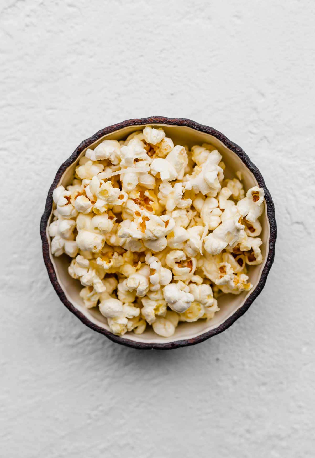 Enskål Med Popcorn På En Vit Bakgrund
