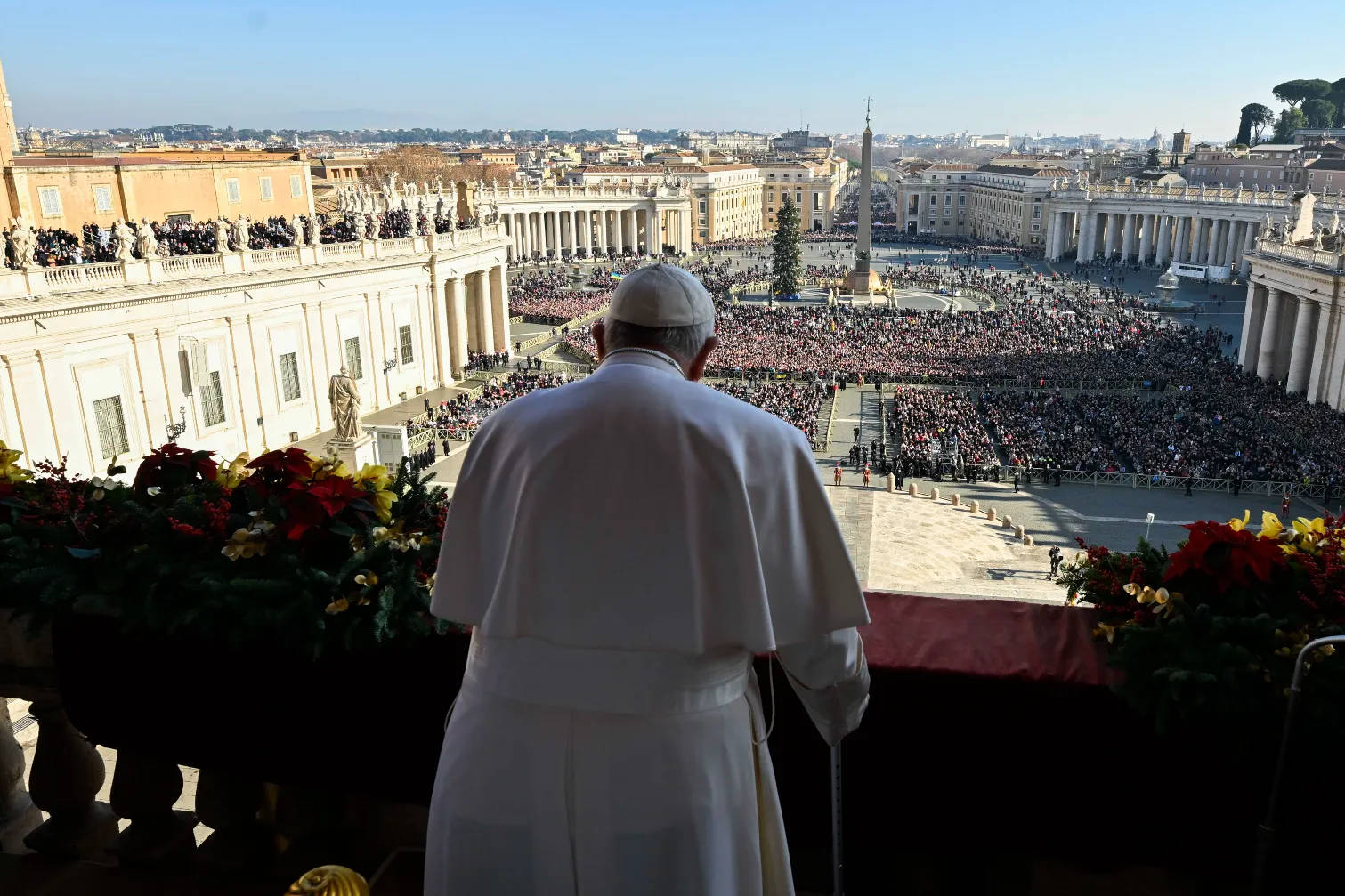 Pope Talking To Vatican People Wallpaper