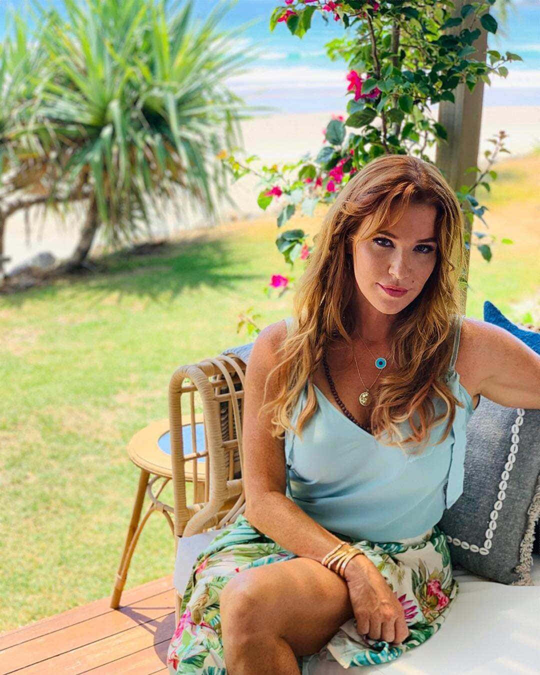 Poppy Montgomery Trooppisessa Ympäristössä Taustakuva