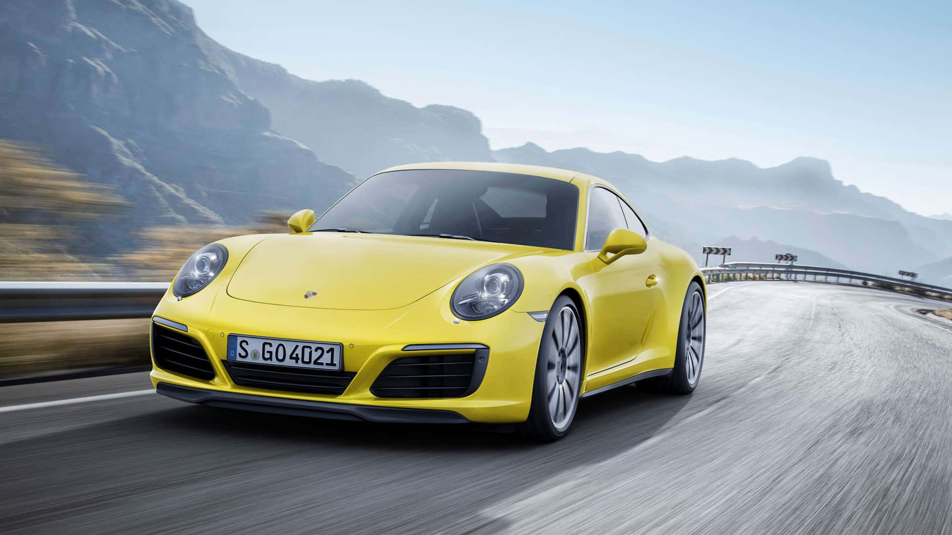 Porsche911, L'auto Sportiva Parcheggiata Su Una Strada Aperta.