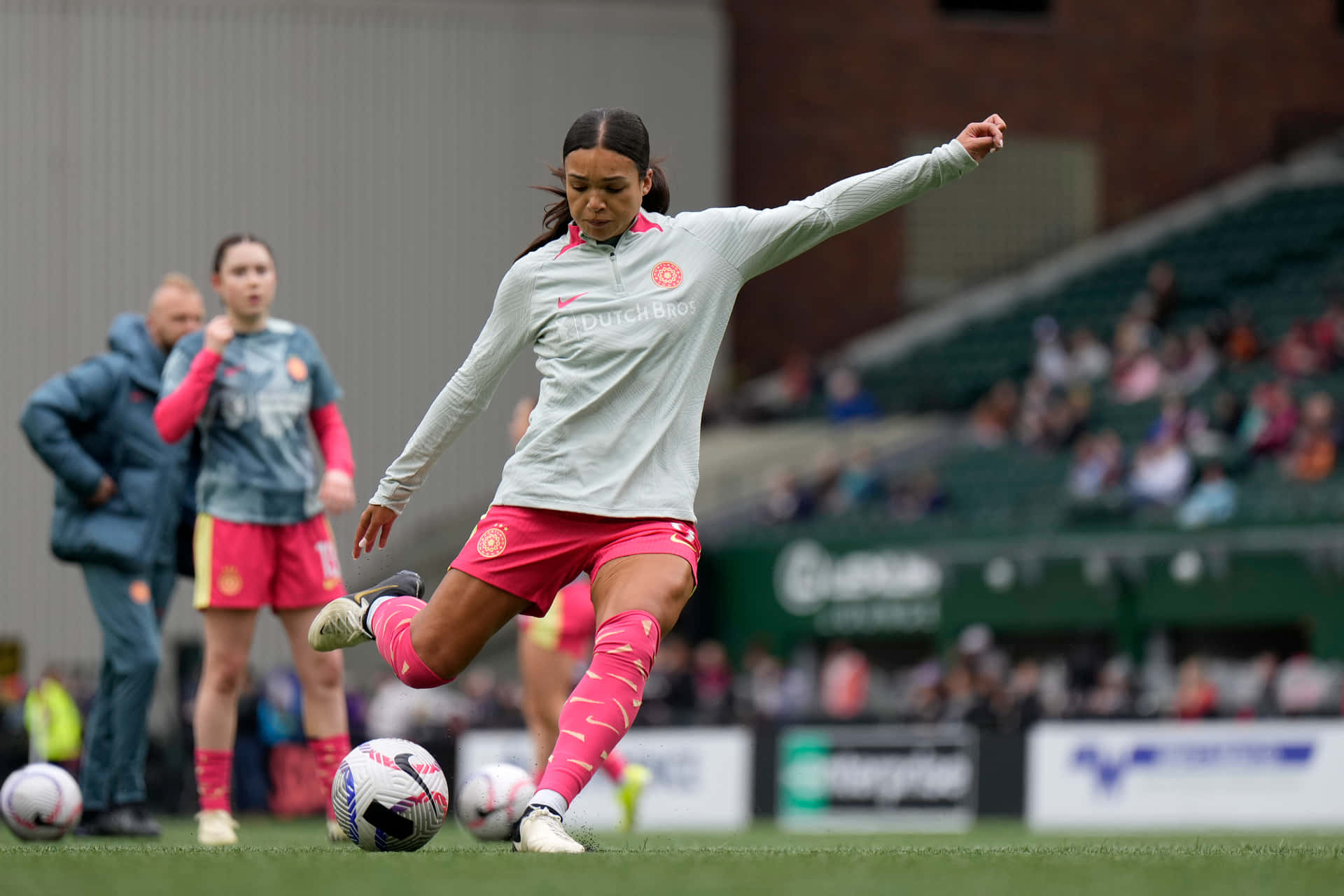 Portland Thorns Fc Speler Beheert Bal Tijdens Wedstrijd Achtergrond