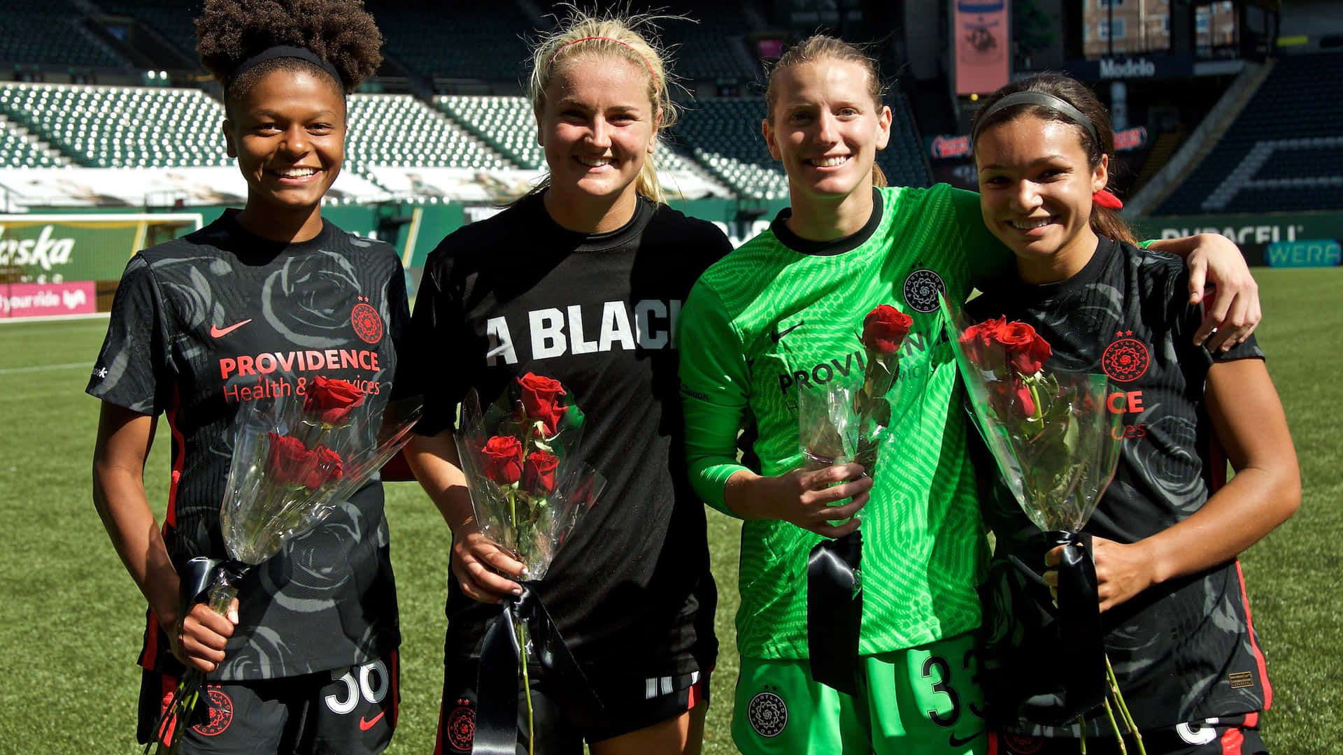 Portland Thorns F C Spelers Met Rozen Achtergrond