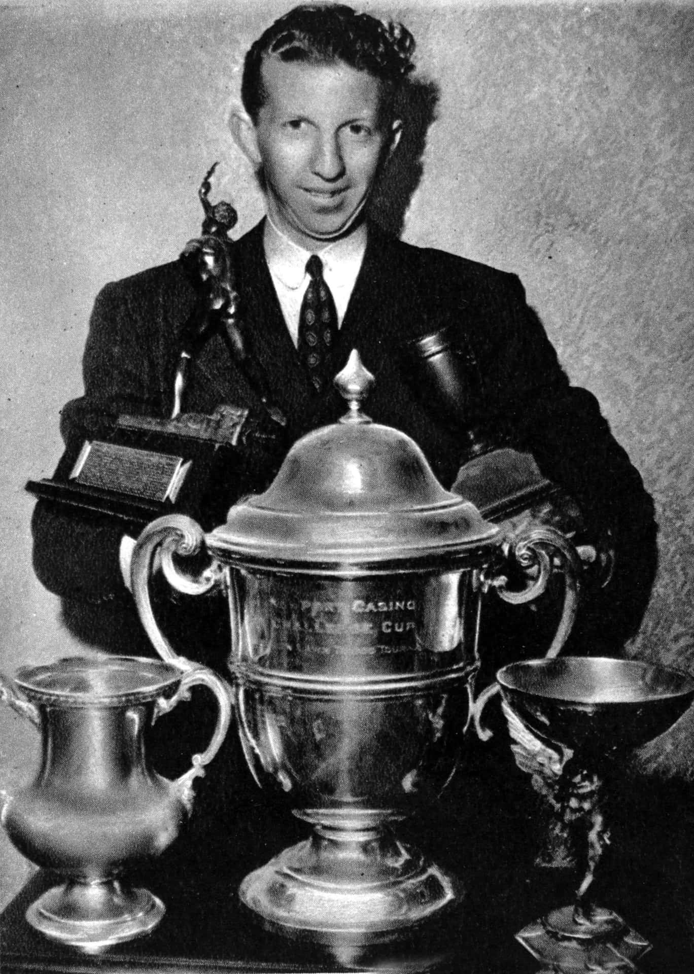 Retratode Don Budge Con Trofeos 1938 Fondo de pantalla