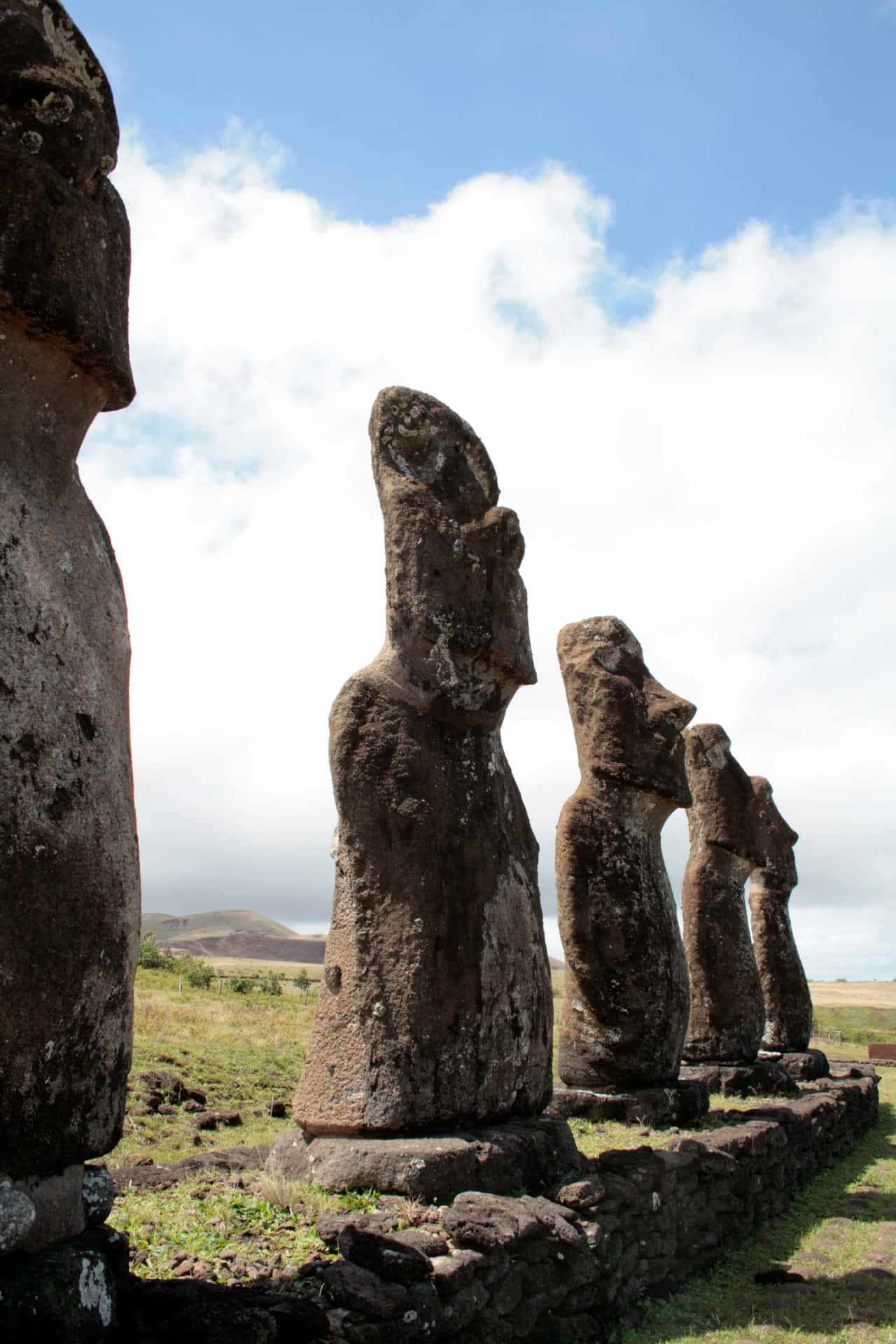 Retratode Las Figuras De Moai Mirando Hacia Arriba. Fondo de pantalla