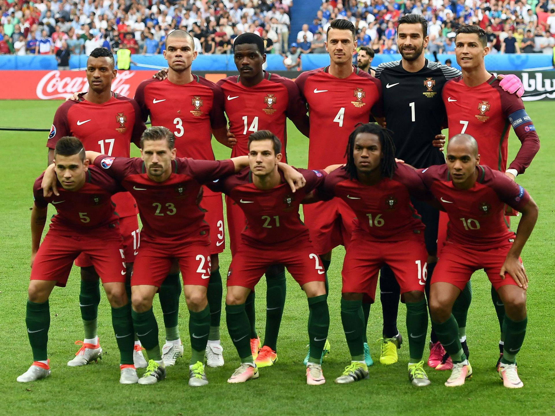 Portugals nationale fodboldhold sammenholdstår sammen gratis tapet. Wallpaper