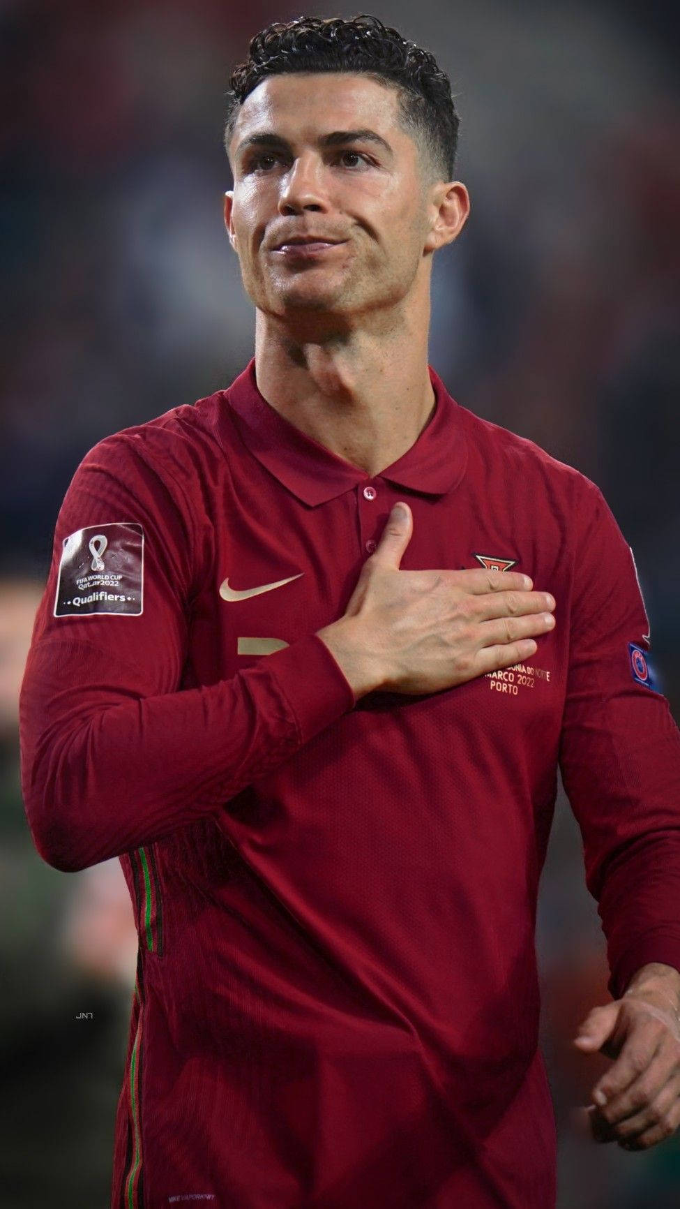 Portugalischefußballnationalmannschaft: Cristianos Handfläche Auf Der Brust Wallpaper