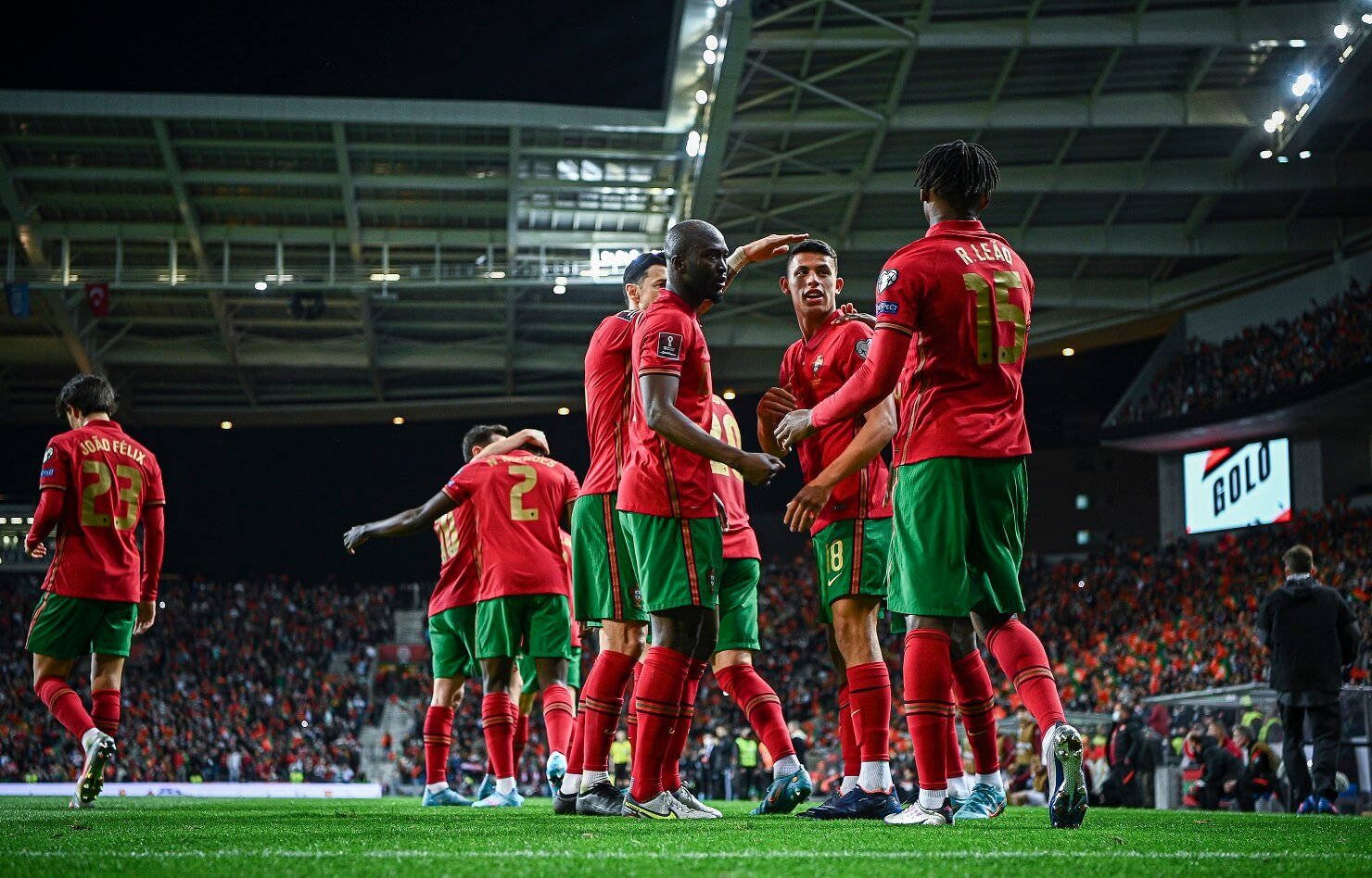 Portugals nationale fodboldhold indenfor en bane Wallpaper