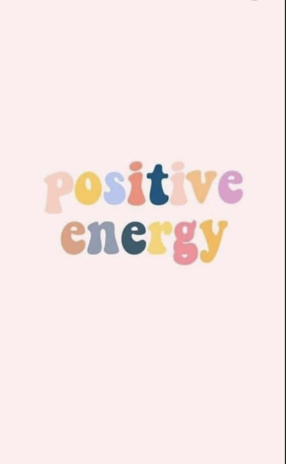 Positive energi - en lyserød baggrund med farverige ord, der inspirerer optimisme. Wallpaper