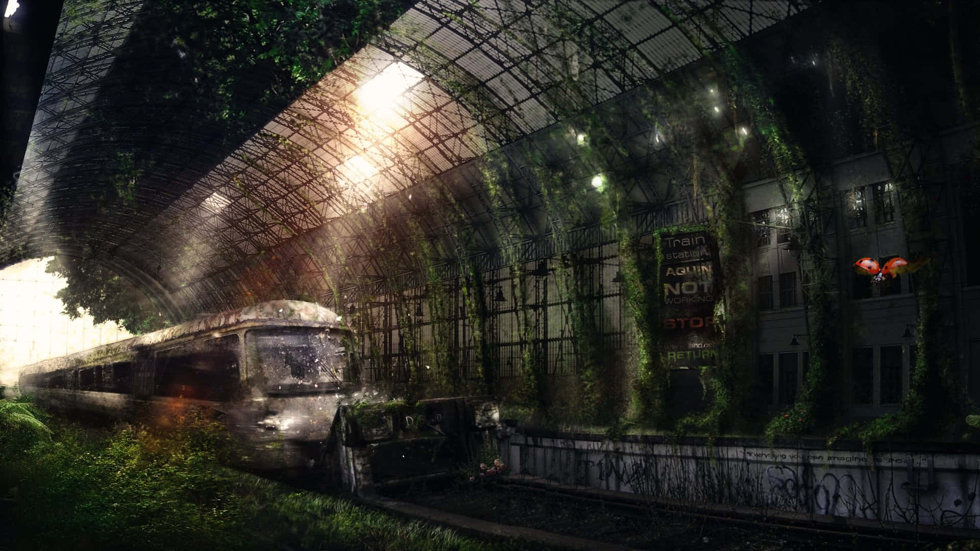 Et tog kører gennem et togstation med meget grønt. Wallpaper
