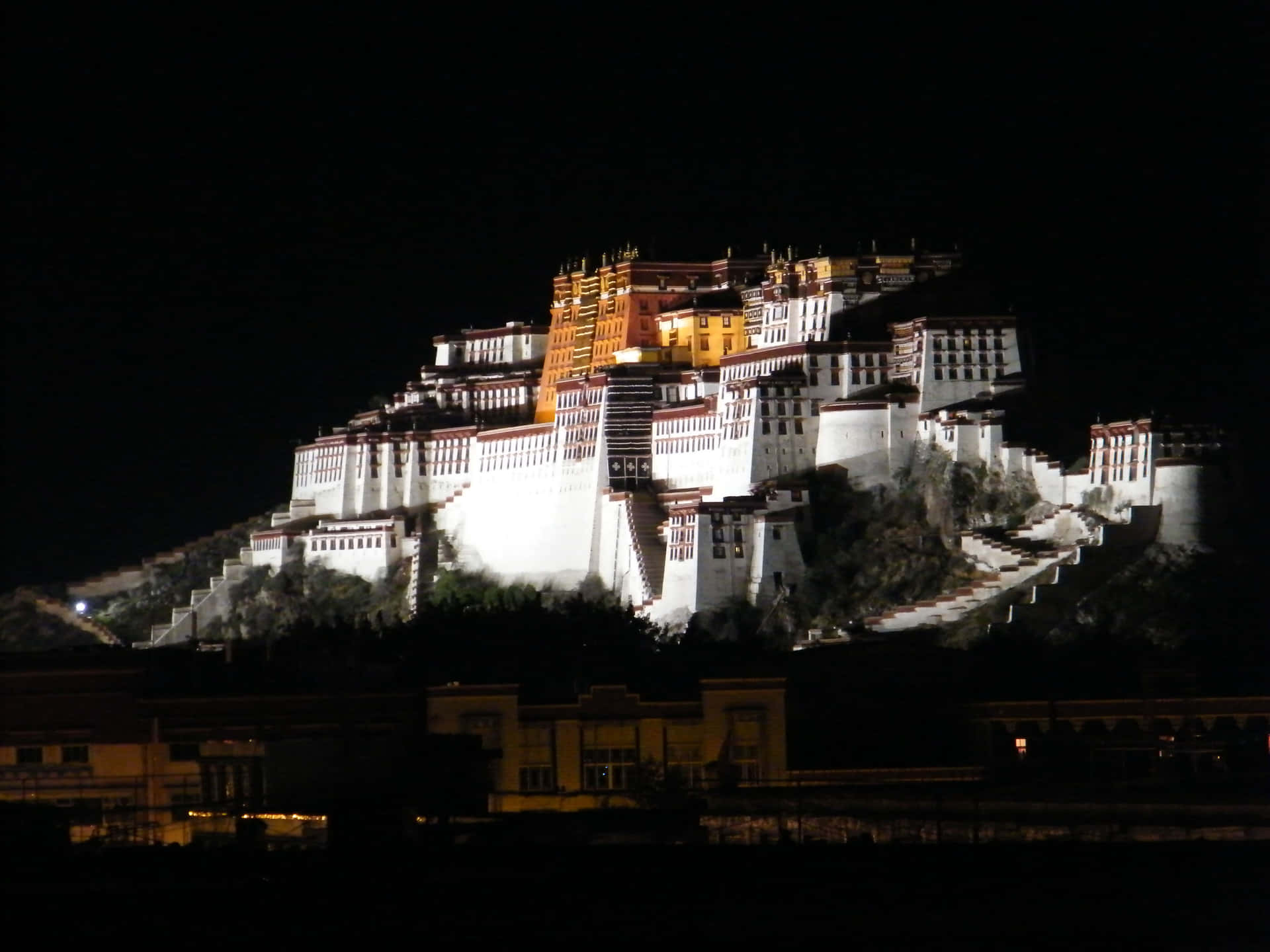 Potala Palace Above The Mountain In Lhasa Wallpaper