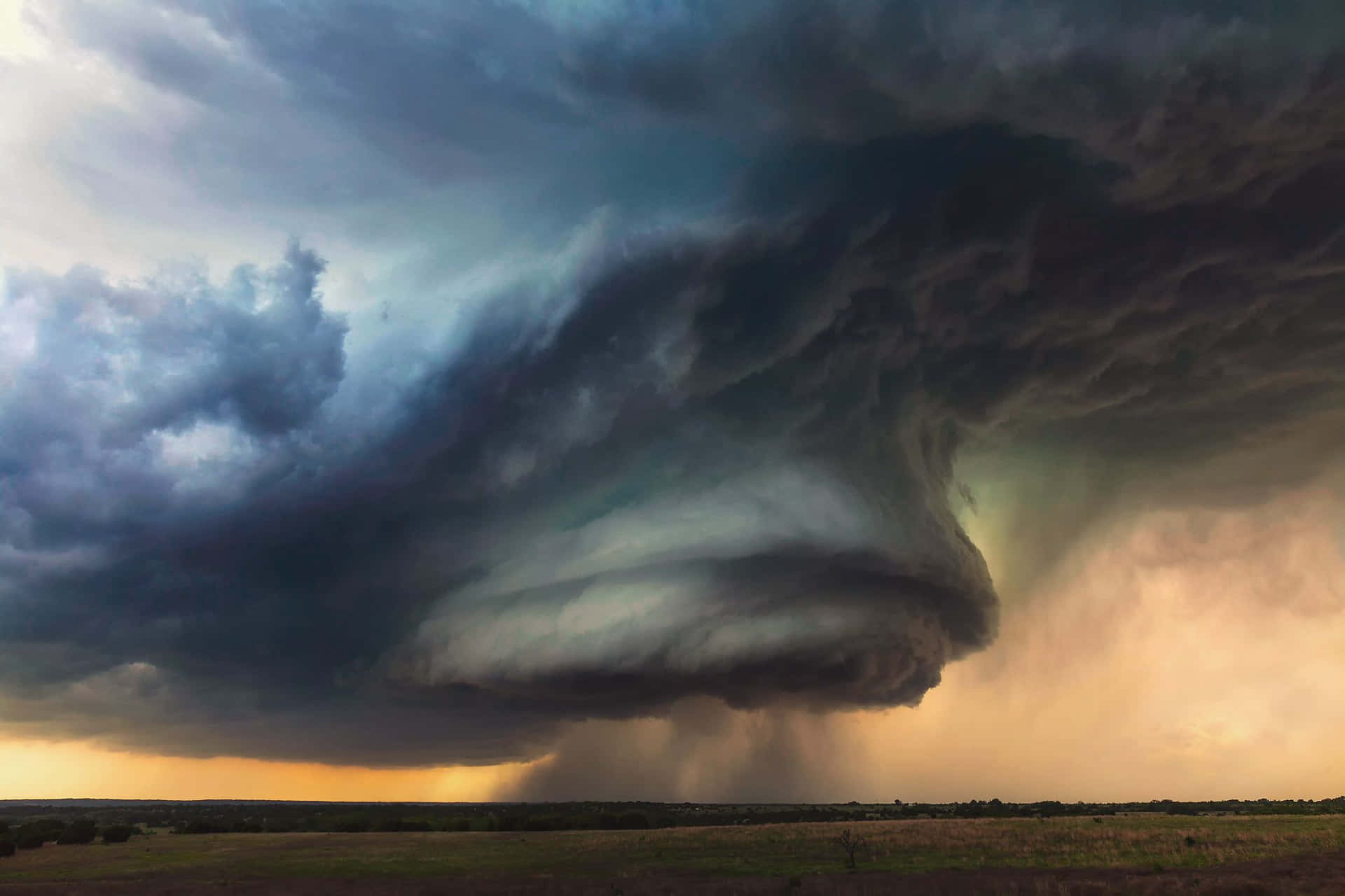 Potentetornado Che Si Abbatte Sul Paesaggio