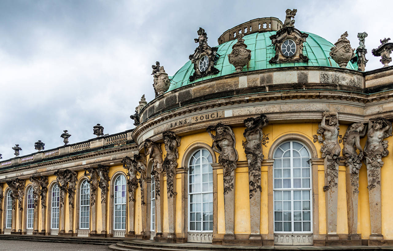Palazzodi Potsdam Contro Il Cielo Cupo Sfondo