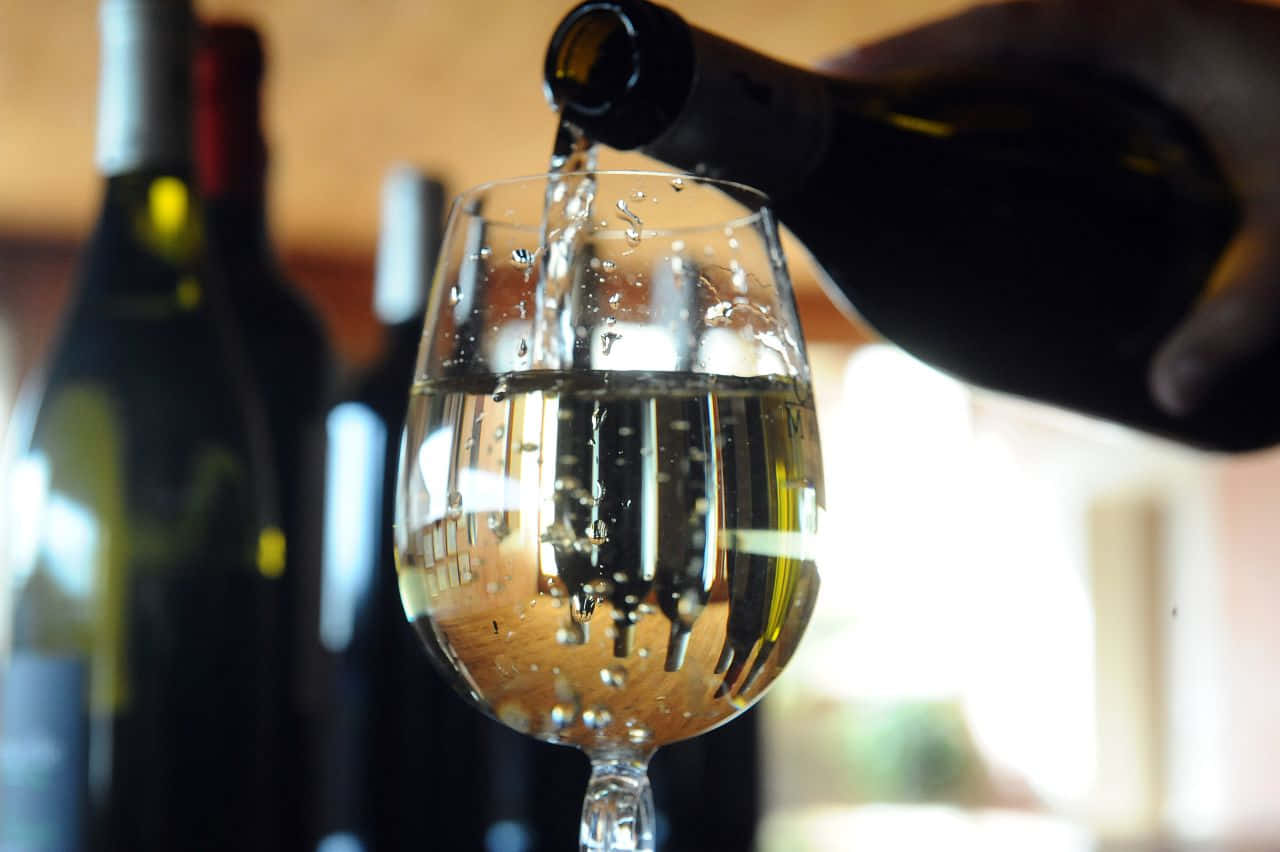 Daseingießen Von Alkoholischen Getränken In Ein Glas Wallpaper