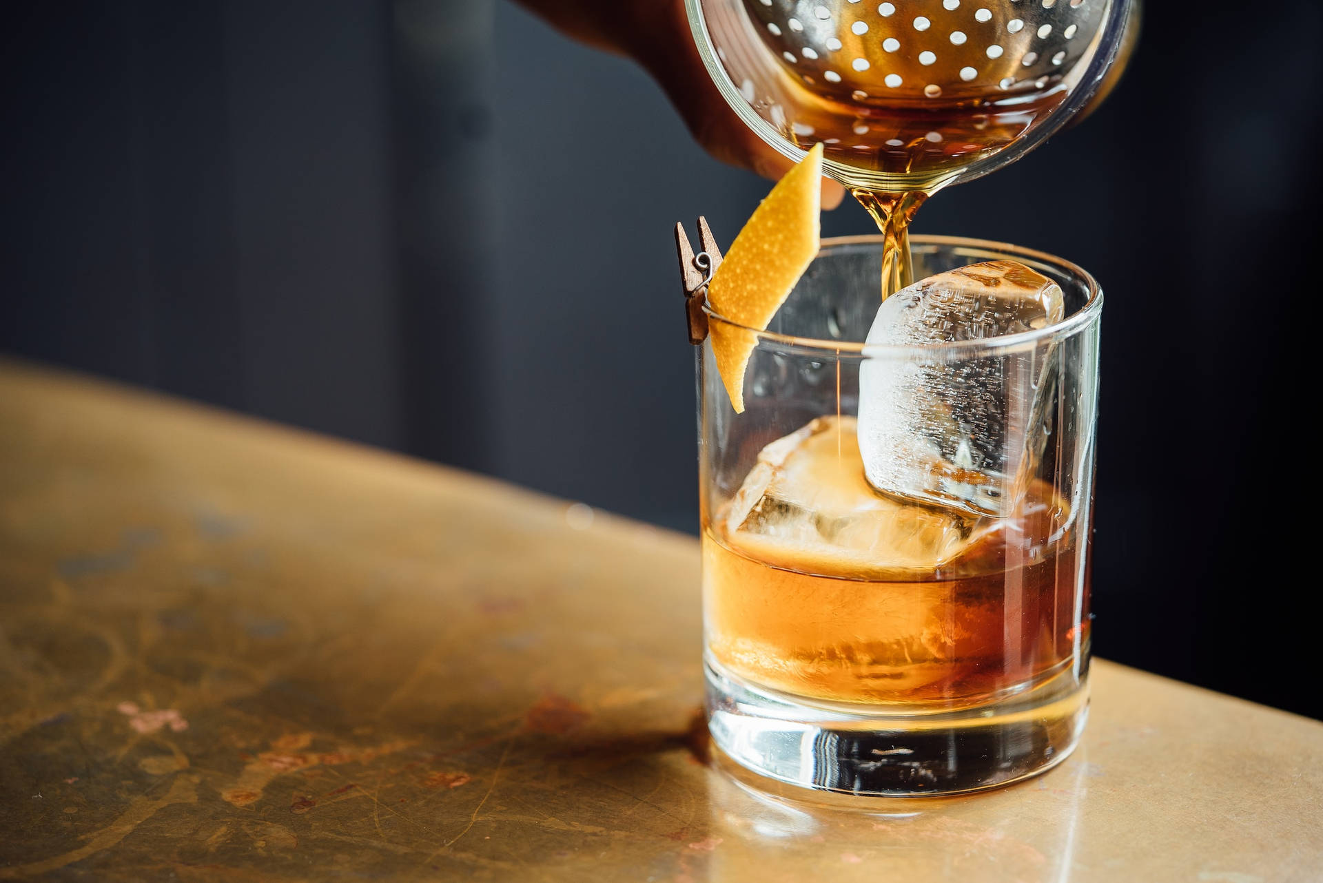 Dråber på et glas med iskold whiskey Wallpaper