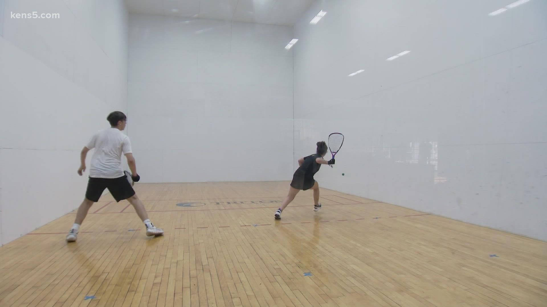 Exciting Moment of Powerful Return in a 1v1 Racquetball Match. Wallpaper