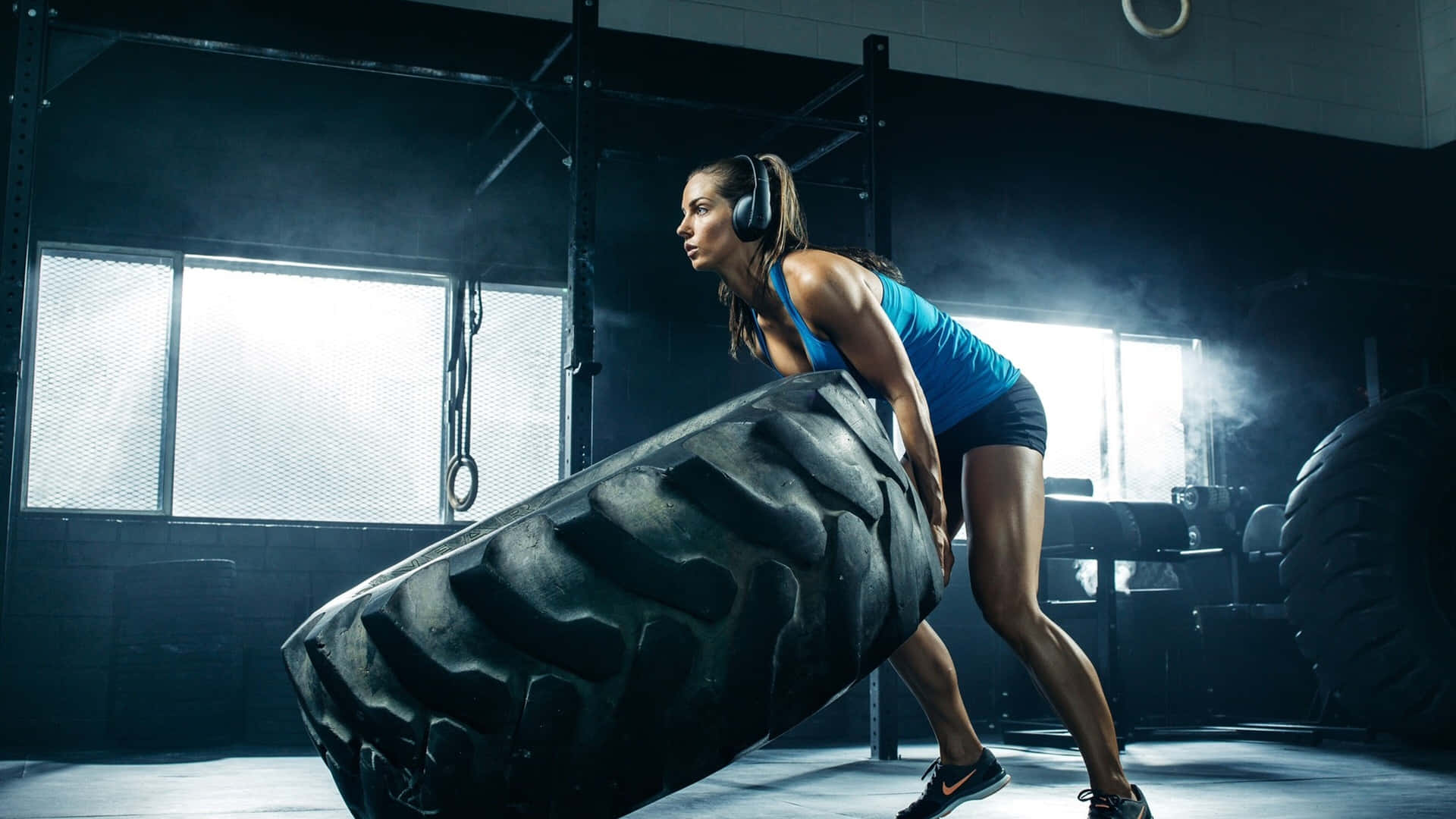 Powering Through The Training - Dedicated Sportswoman At 4k Gym Wallpaper