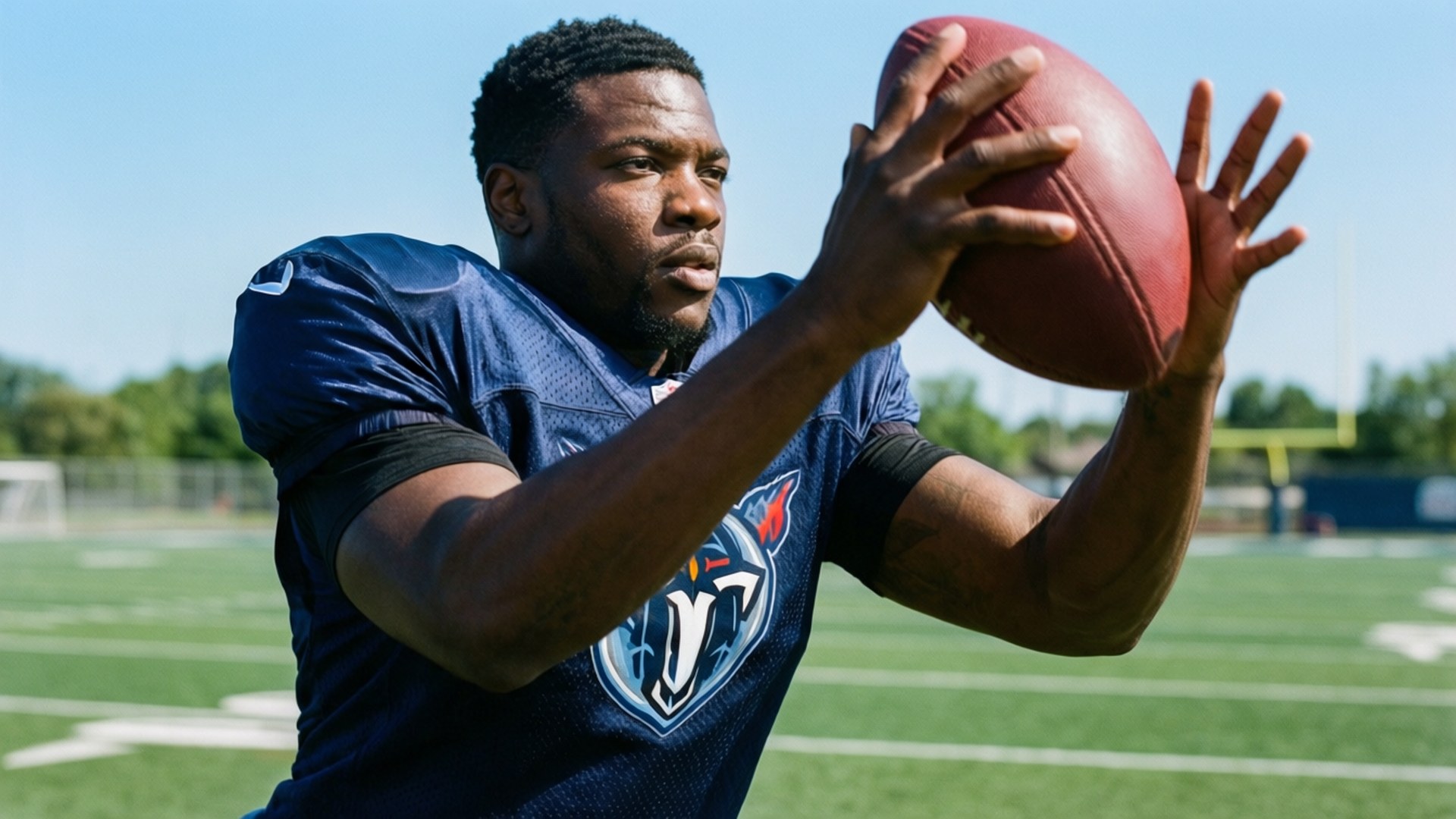Tyjae Spears prende un passaggio durante l'allenamento sotto cielo soleggiato — Spears Sfondi