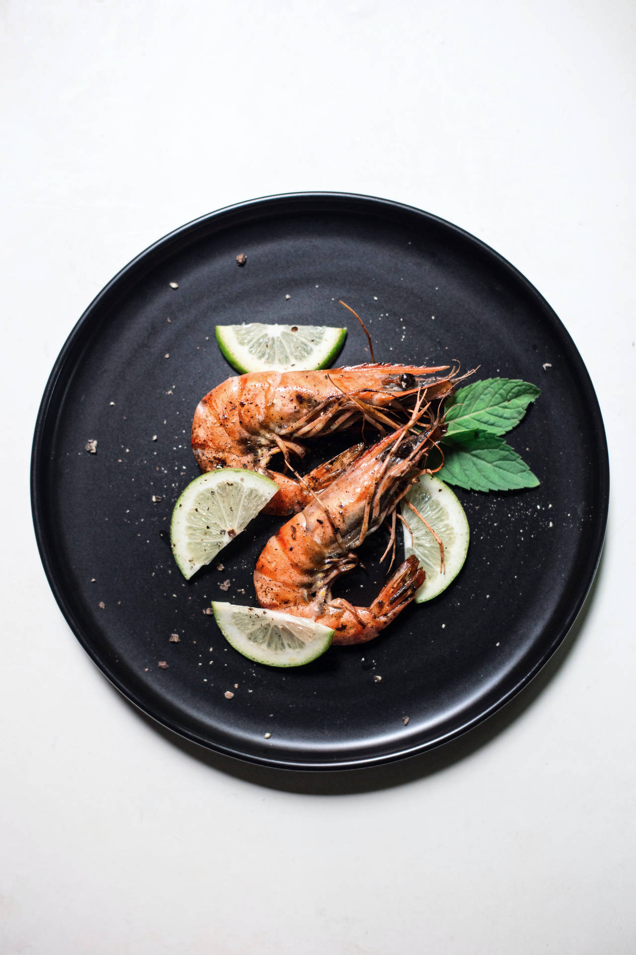Prawns With Lime Slices And Basil Wallpaper