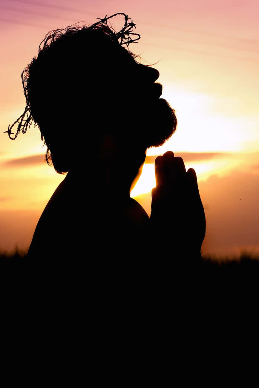 Silhouette En Prière Au Coucher De Soleil.jpg Fond d'écran