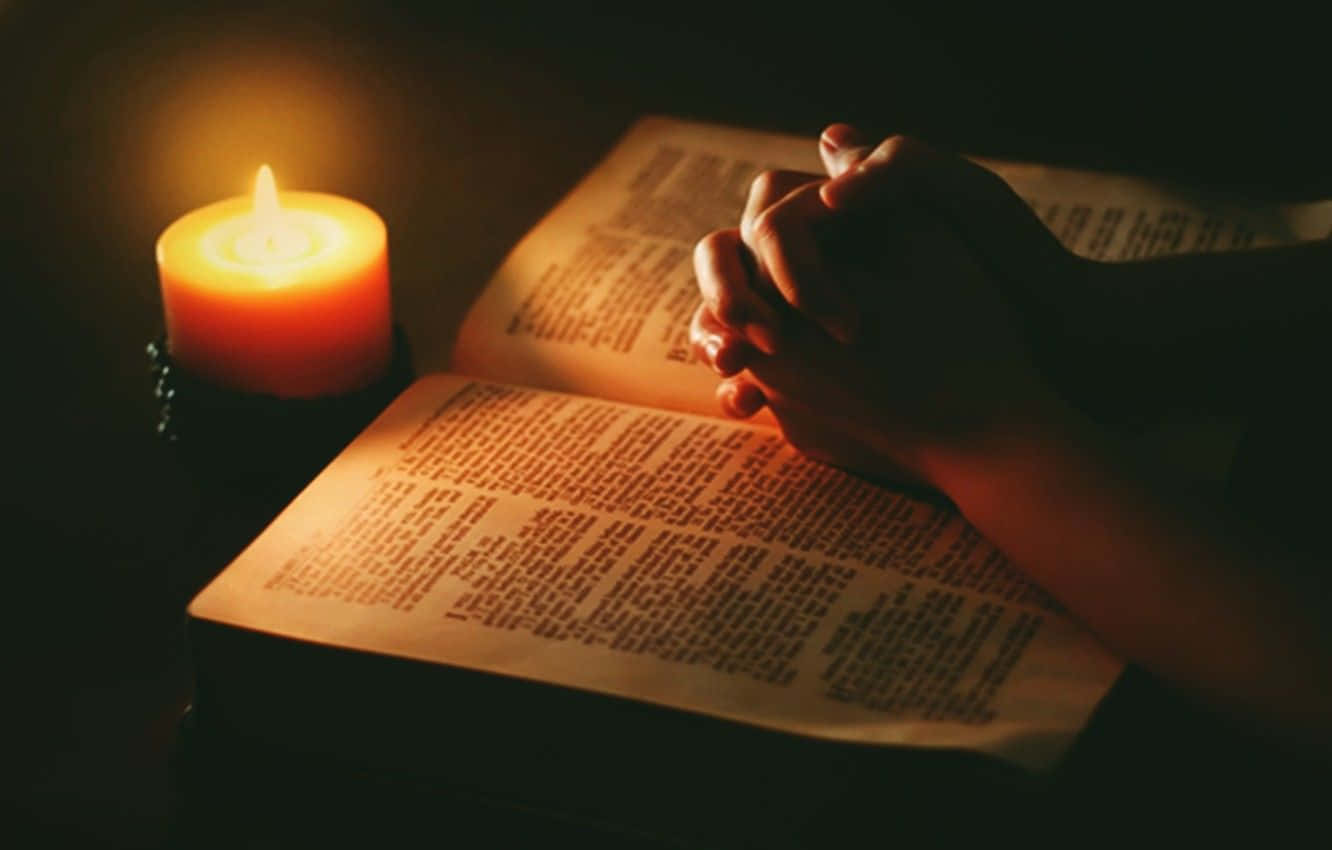 Maniin Preghiera Su Una Immagine Di Un Libro Della Bibbia