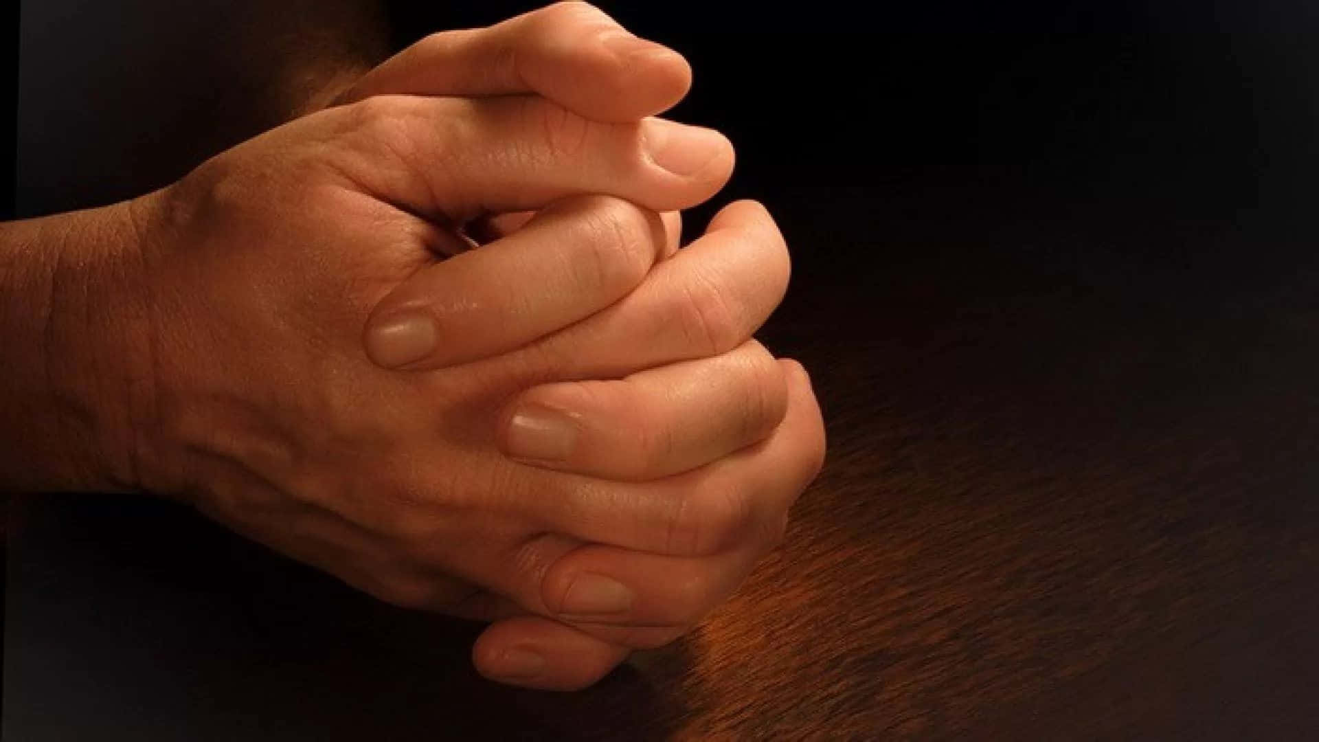Immaginedelle Mani In Preghiera Di Una Persona