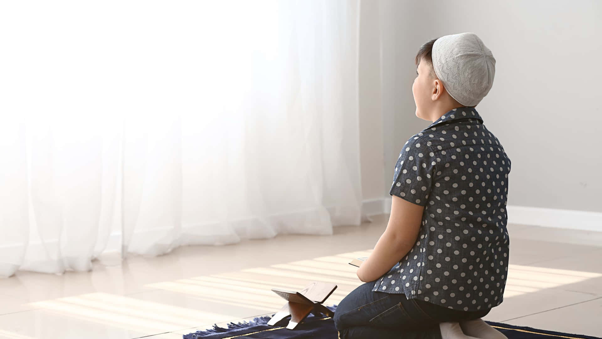 Böneutövandemuslimsk Pojke Prickig Tröja. (in The Context Of A Computer Or Mobile Wallpaper, This Could Be An Image Of A Young Muslim Boy Praying While Wearing A Polka Dot Polo Shirt.) Wallpaper