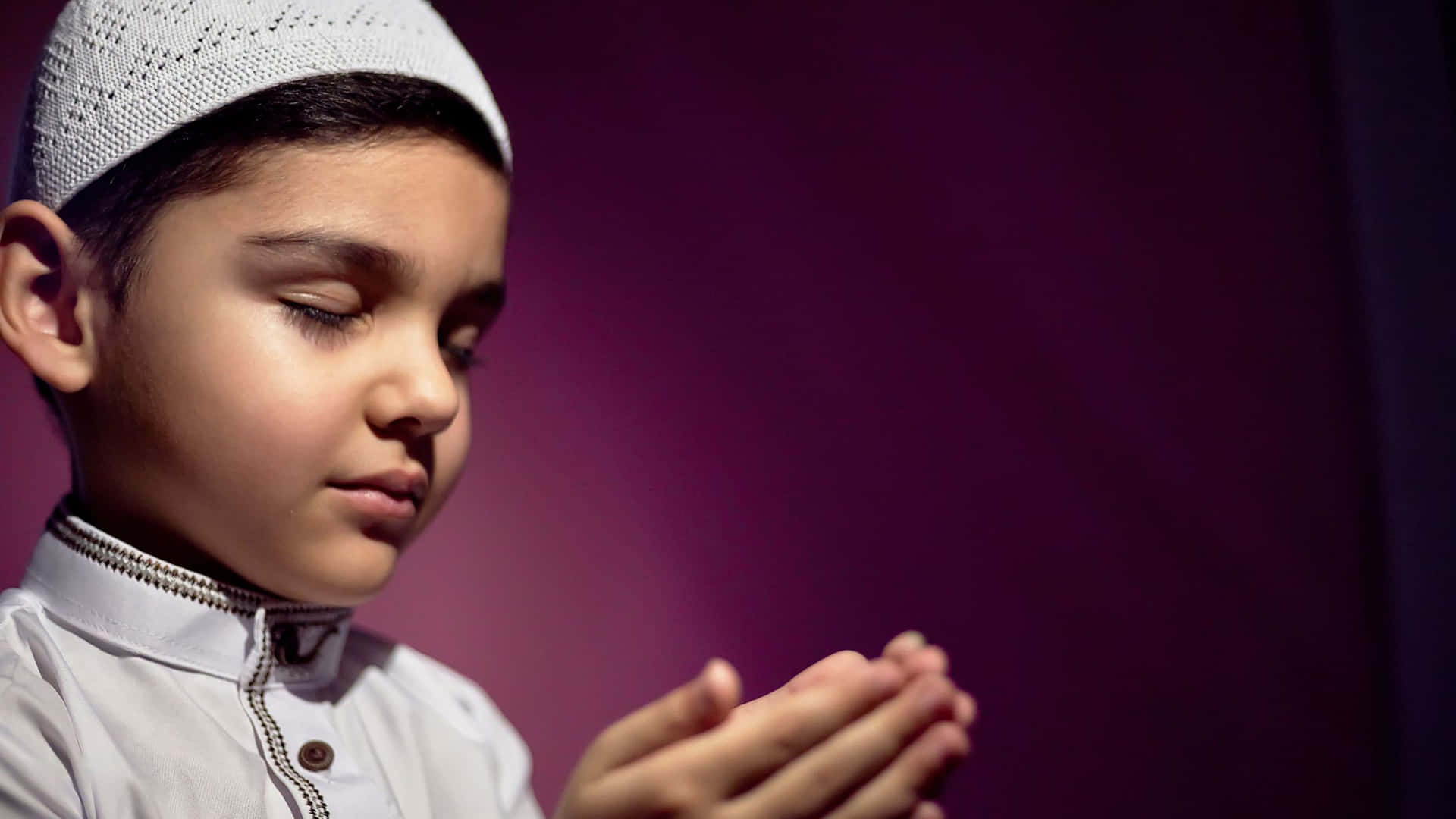 Betendermuslimischer Junge Mit Violettem Hintergrund Wallpaper