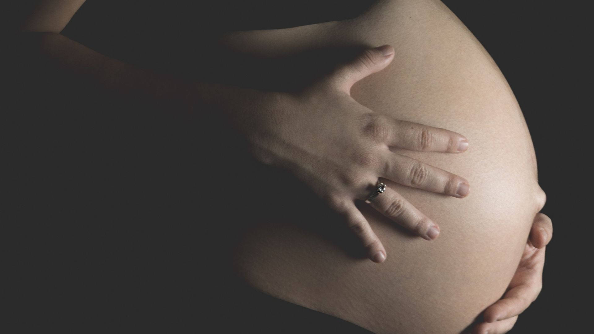 Schwangerschaftschwarzer Hintergrund Wallpaper
