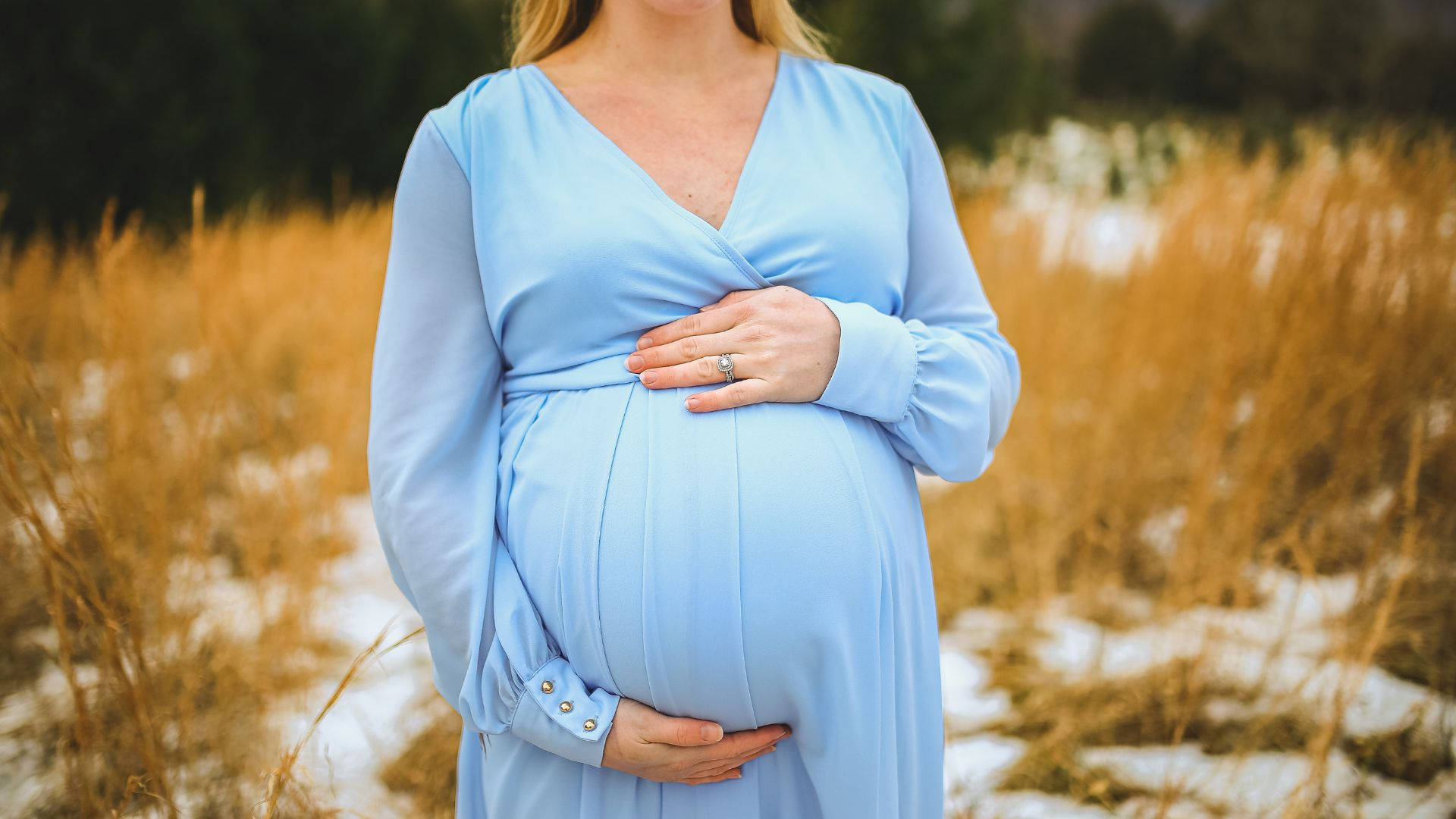 Schwangerschaftlichtblaues Kleid Wallpaper