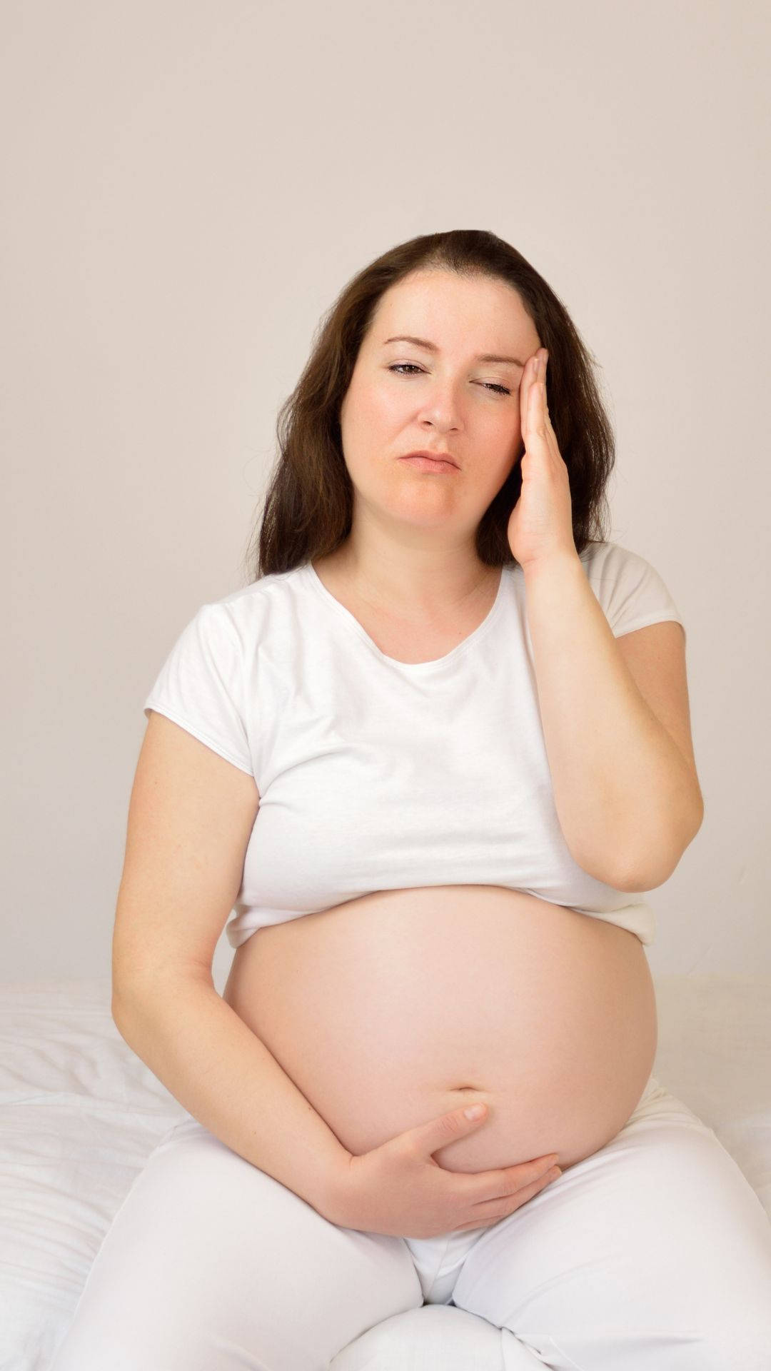 Gravid Kvinde Holder Hodet I Hånden Wallpaper